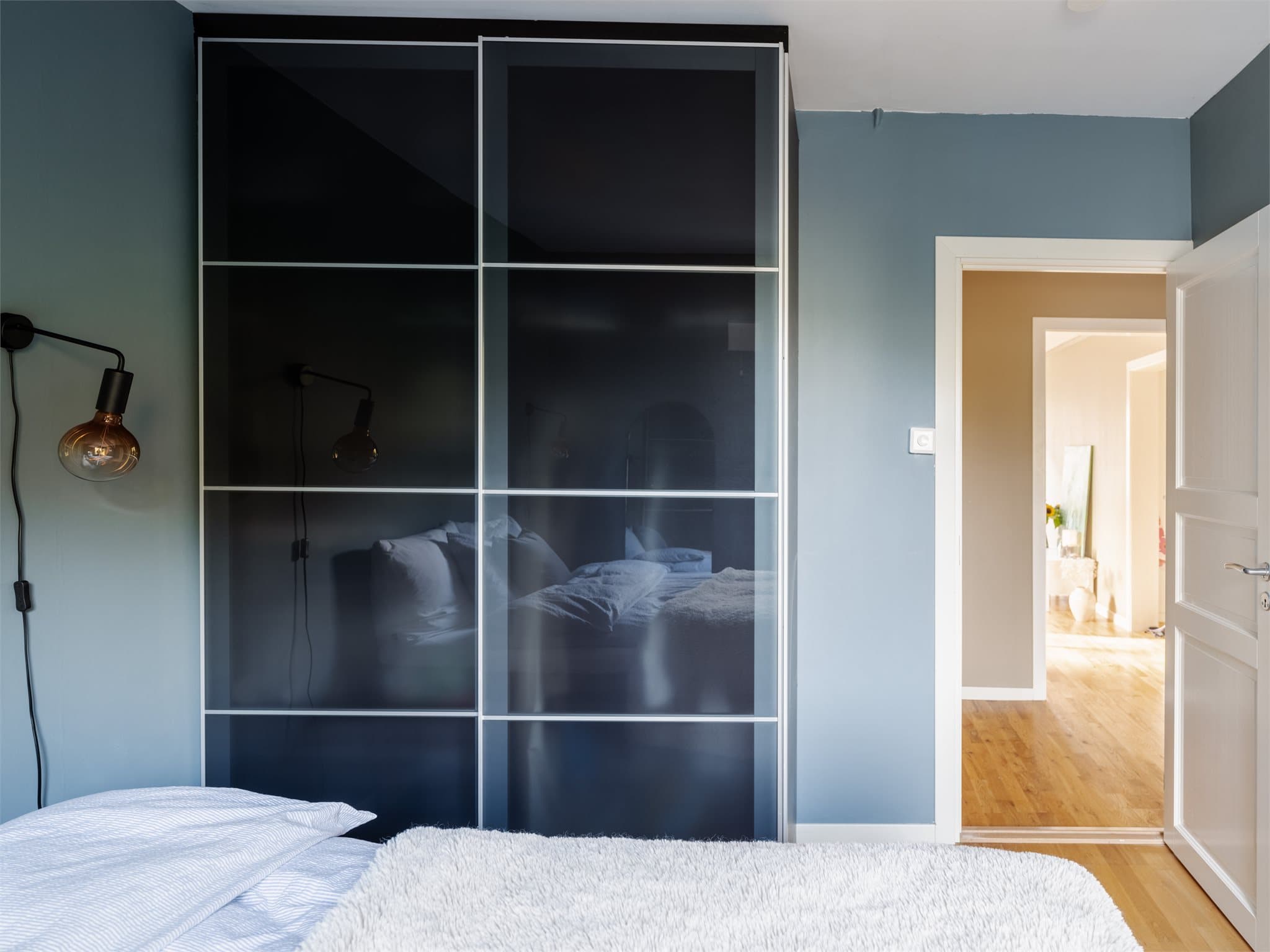 Skyvedørsgarderobe med glassfronter gir rikelig med oppbevaringsplass.