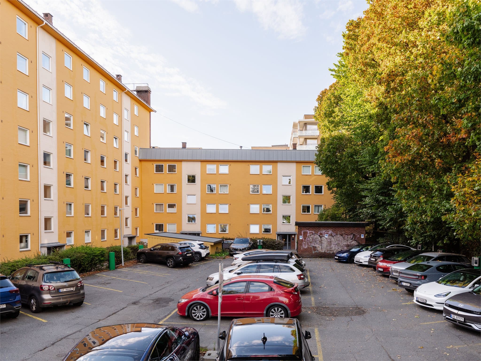 Fellesområde med parkeringsplasser etter venteliste.