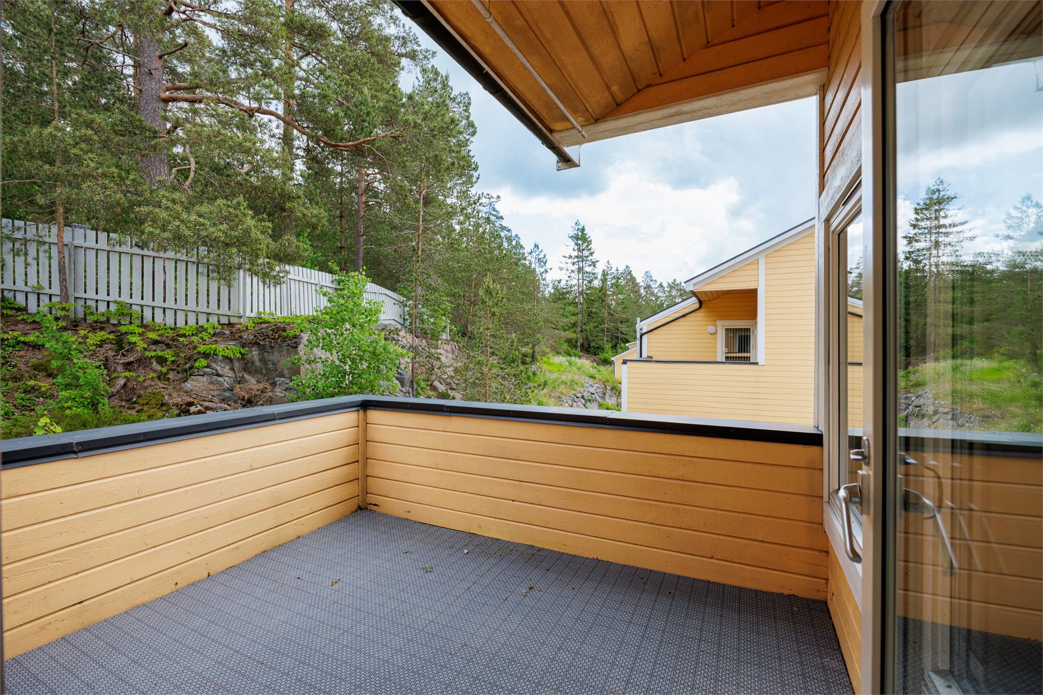 Fra takterrassen kan man nyte rolige omgivelser og utsyn mot nærliggende grøntområder.