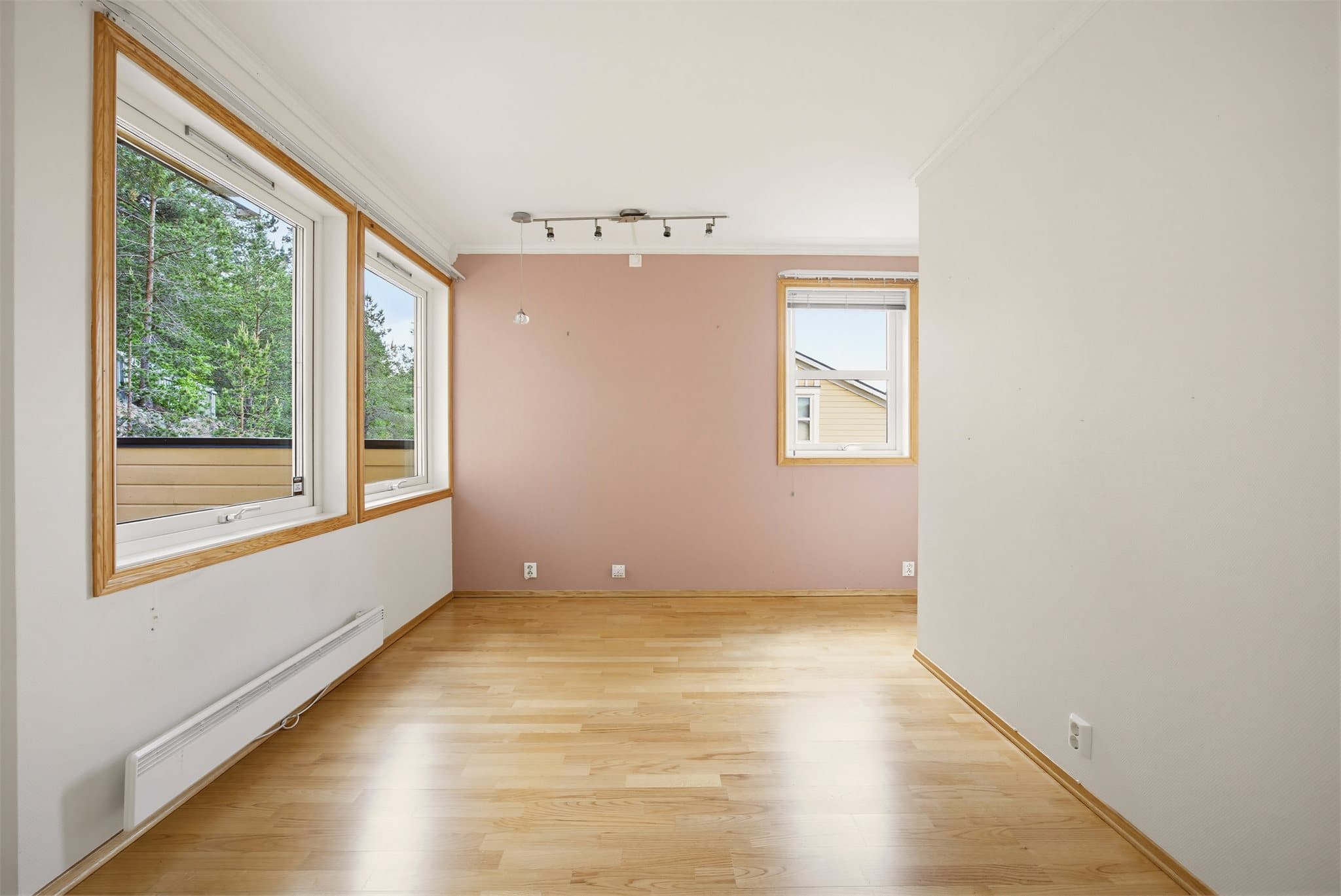 Loftstuen fremstår som et lyst og fleksibelt oppholdsrom med flere innredningsmuligheter.