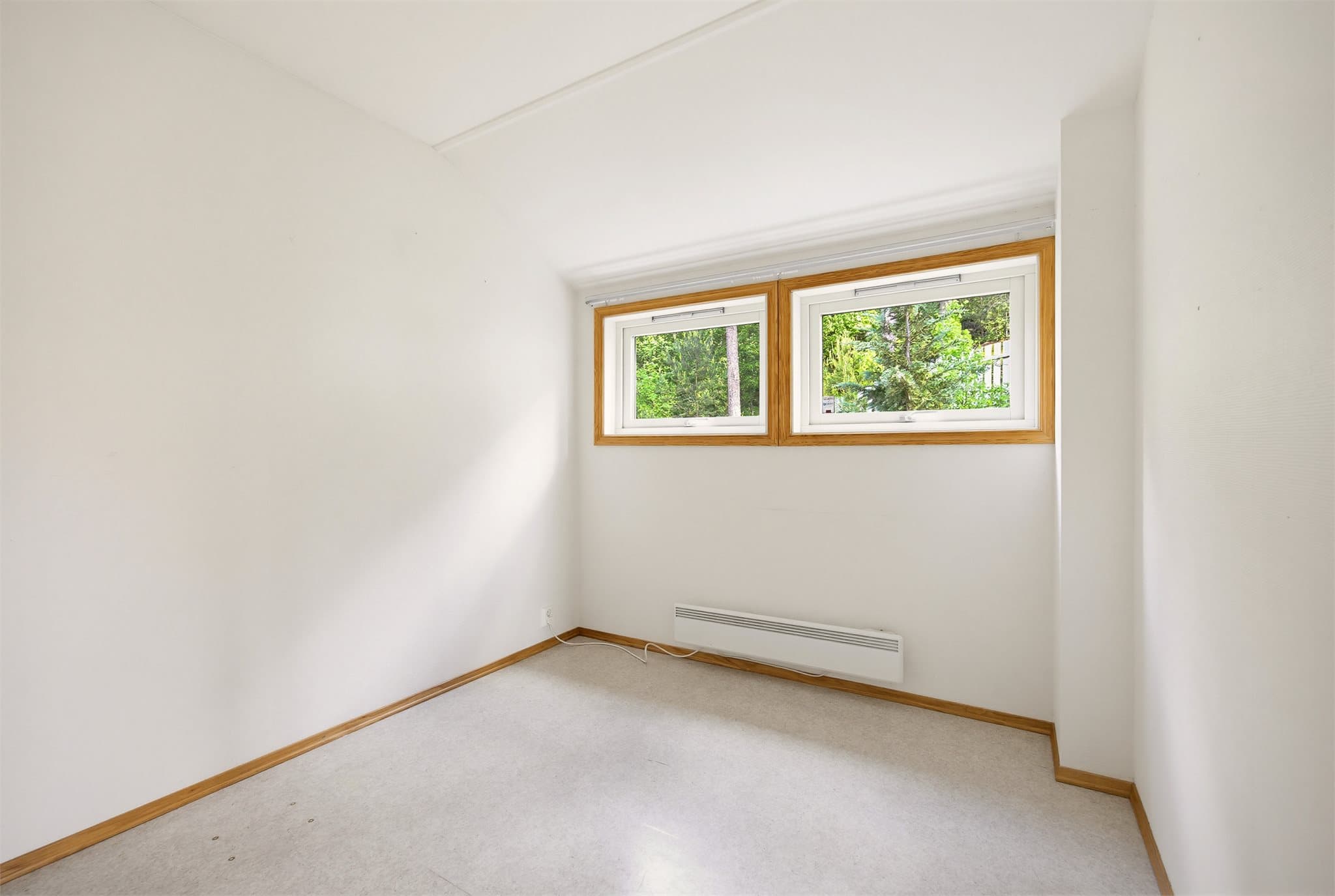 Soverom med plass til seng, garderobe og øvrig møblement.