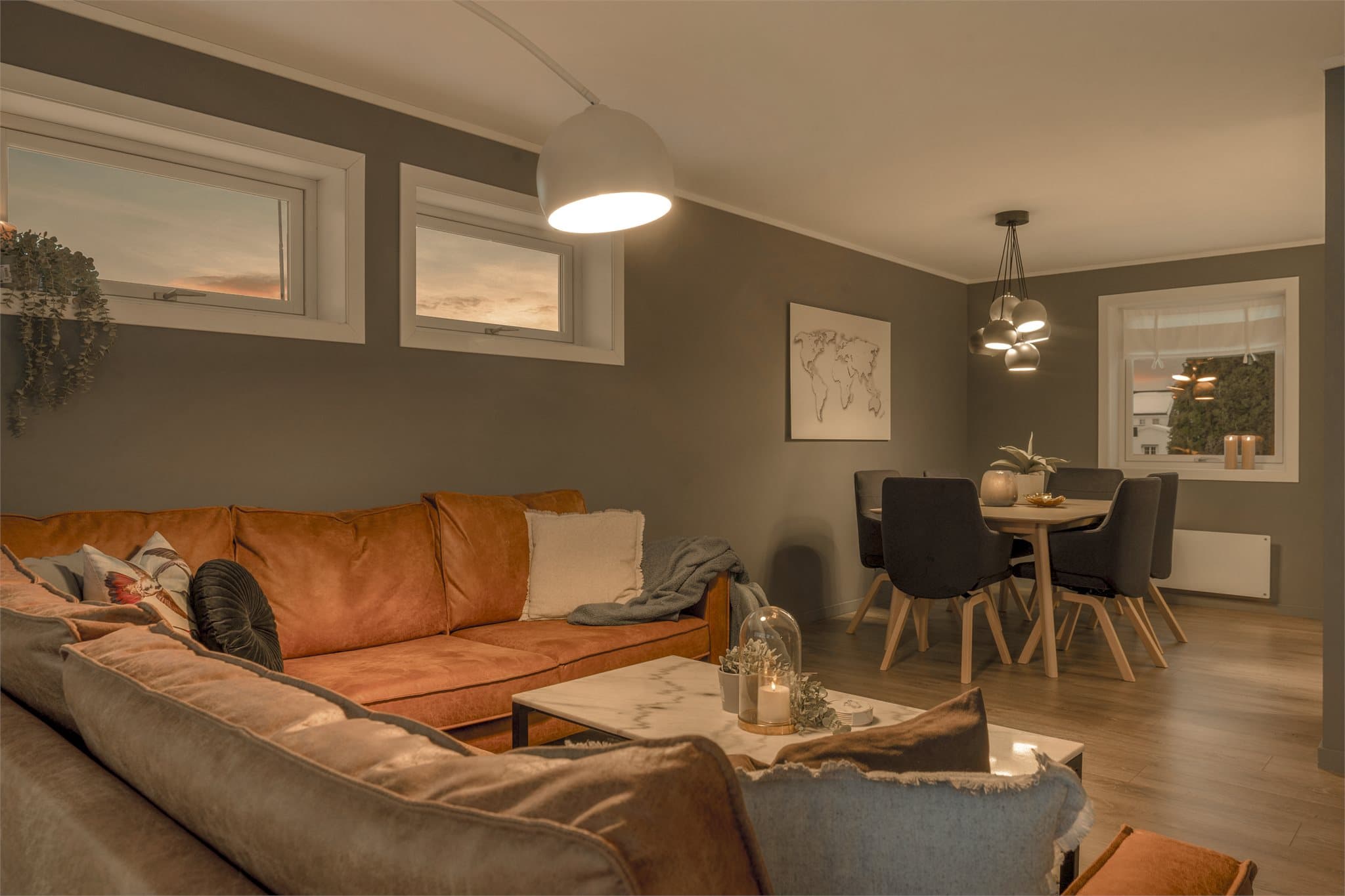 Stuen byr på flere møbleringsmuligheter.