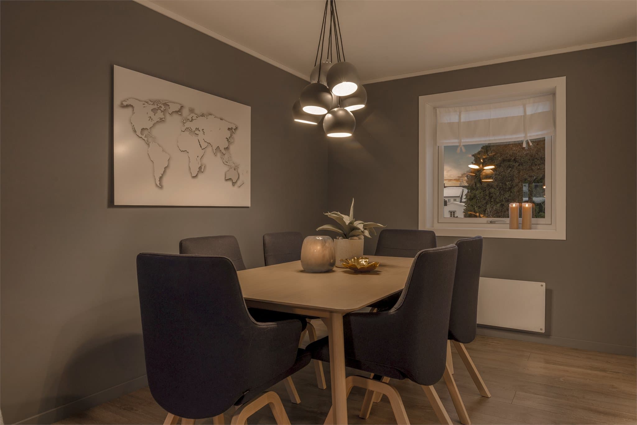 I forlengelse med kjøkkenet har man en sone som passer ypperlig for spisebord med tilhørende møblement.