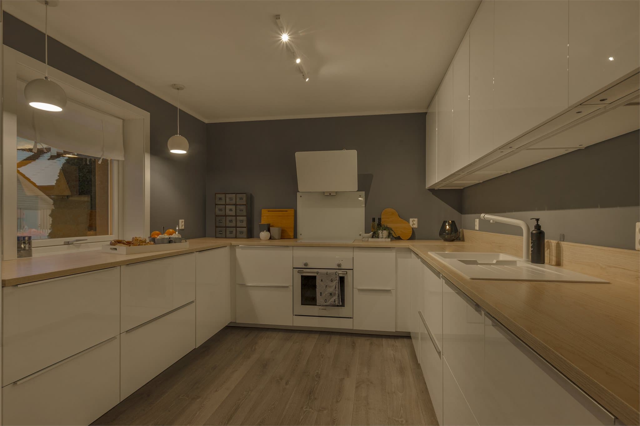 Kjøkkenet har innredning fra Ikea (2017) i praktisk u-form.