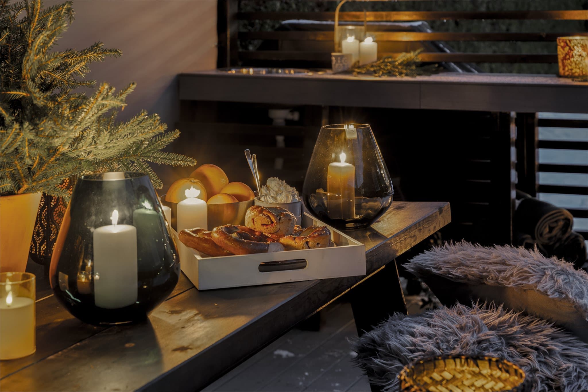 Under pergolaen er det god plass til sittegruppe og det er laget til et praktisk utekjøkken med utslagsvask og gode arbeidsflater.