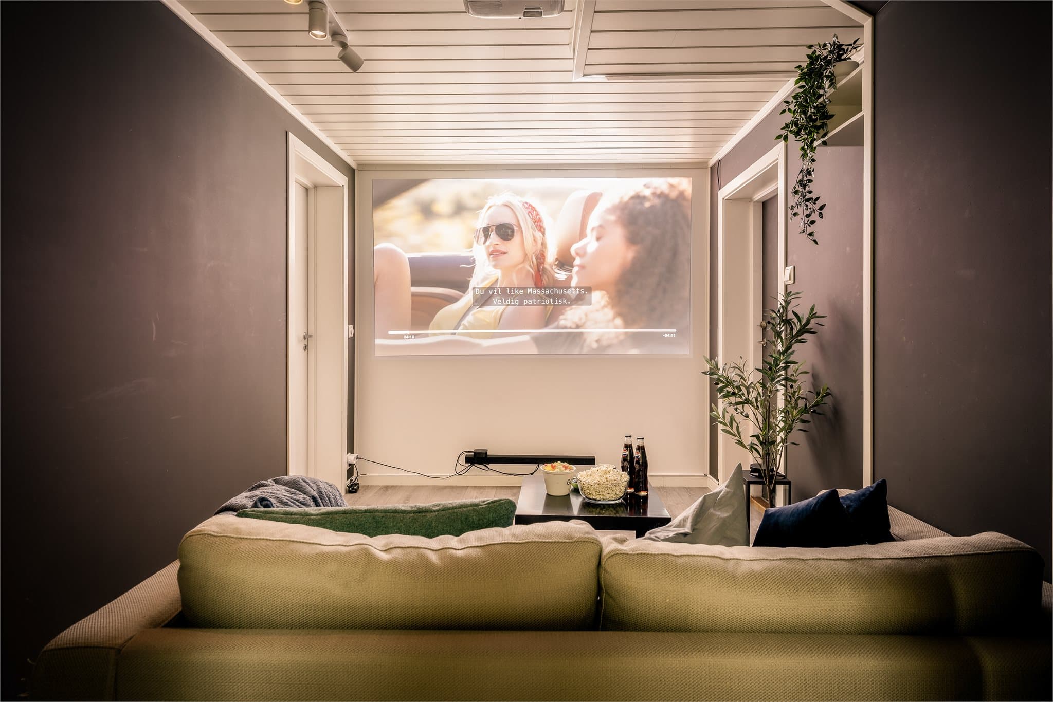 Kjellerstuen kan for eksempel benyttes som egen hjemmekino - her er det bare å finne frem popcornet!