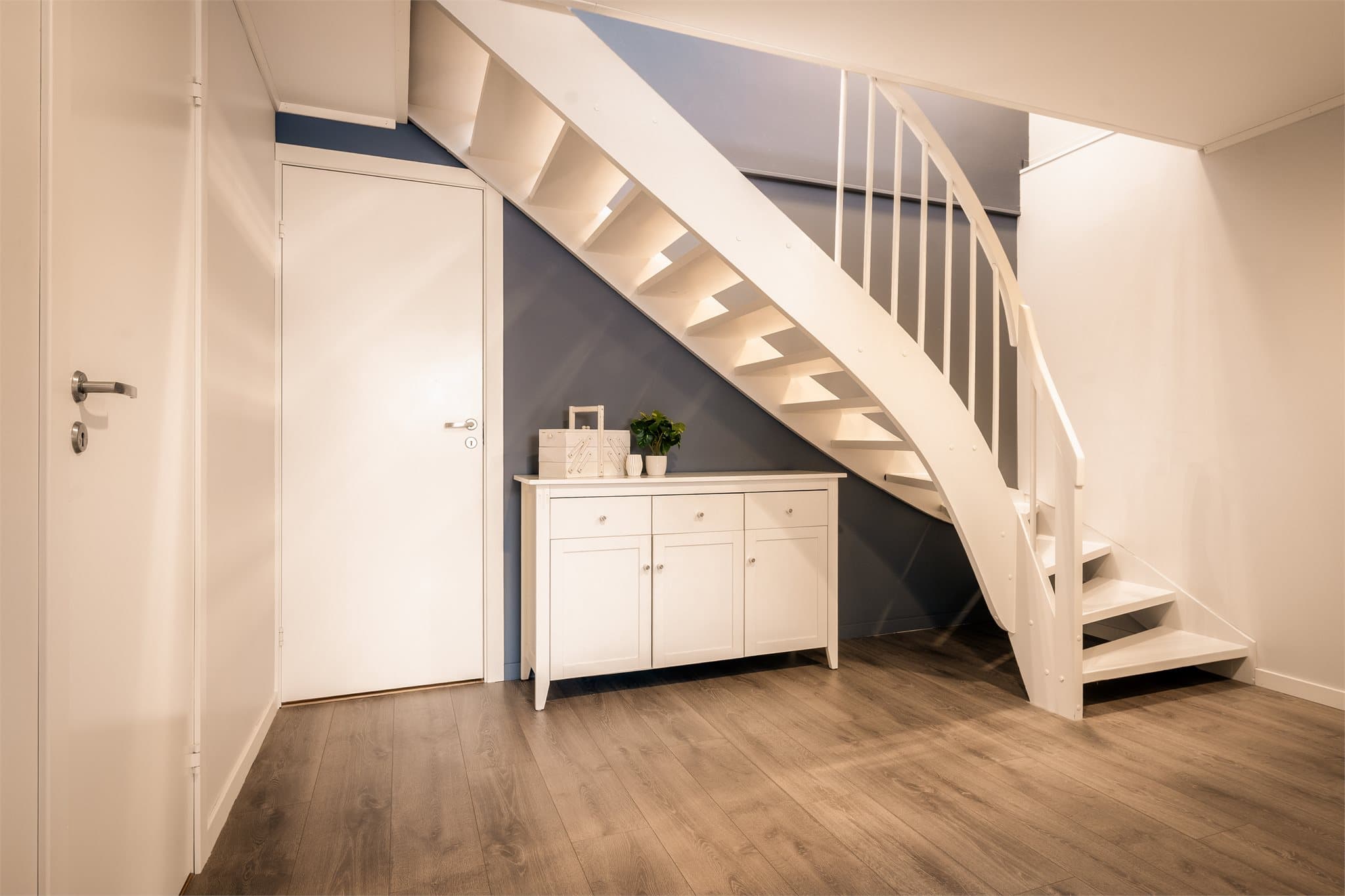 Kjelleretasjen byr på kjellerstue/kinorom med egen inngang, bad/vaskerom, tre soverom og bodareal. Dette er en perfekt etasje for deg som har barn og ungdom i hus.