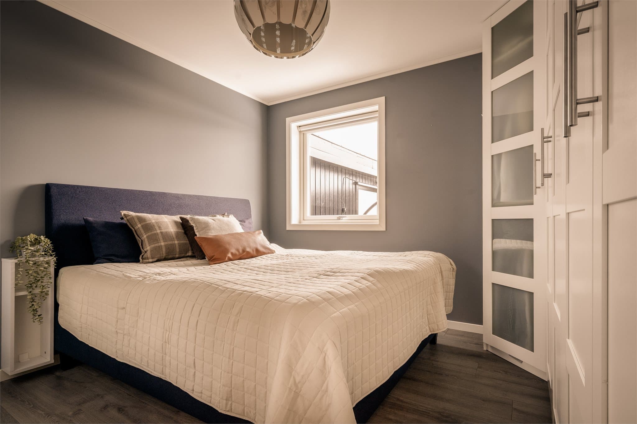 Hovedsoverommet har plass til dobbeltseng med tilhørende møblement.