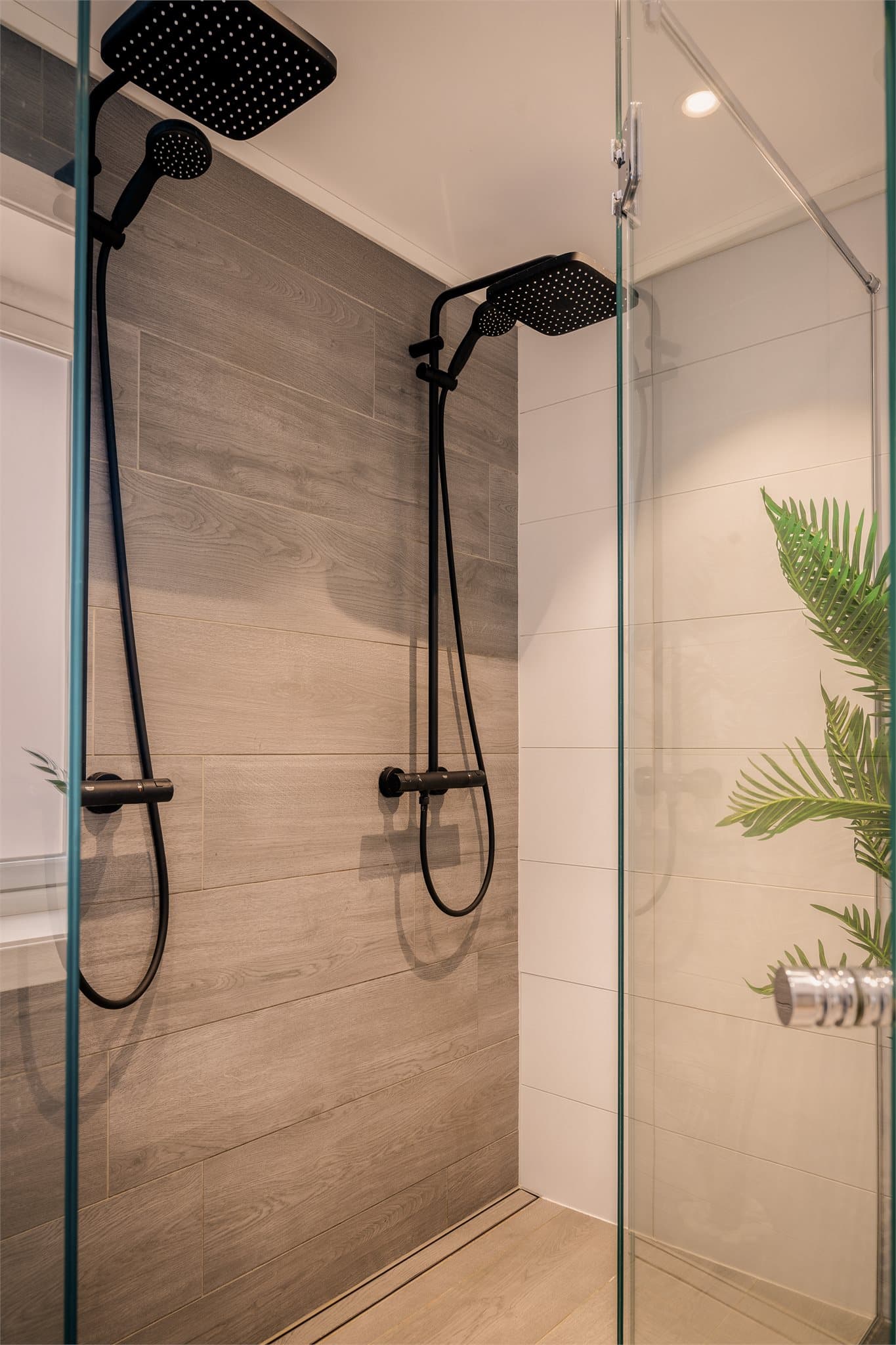 Legg merke til detaljer som den langsgående sluklisten som gir et minimalistisk og sømløst preg.