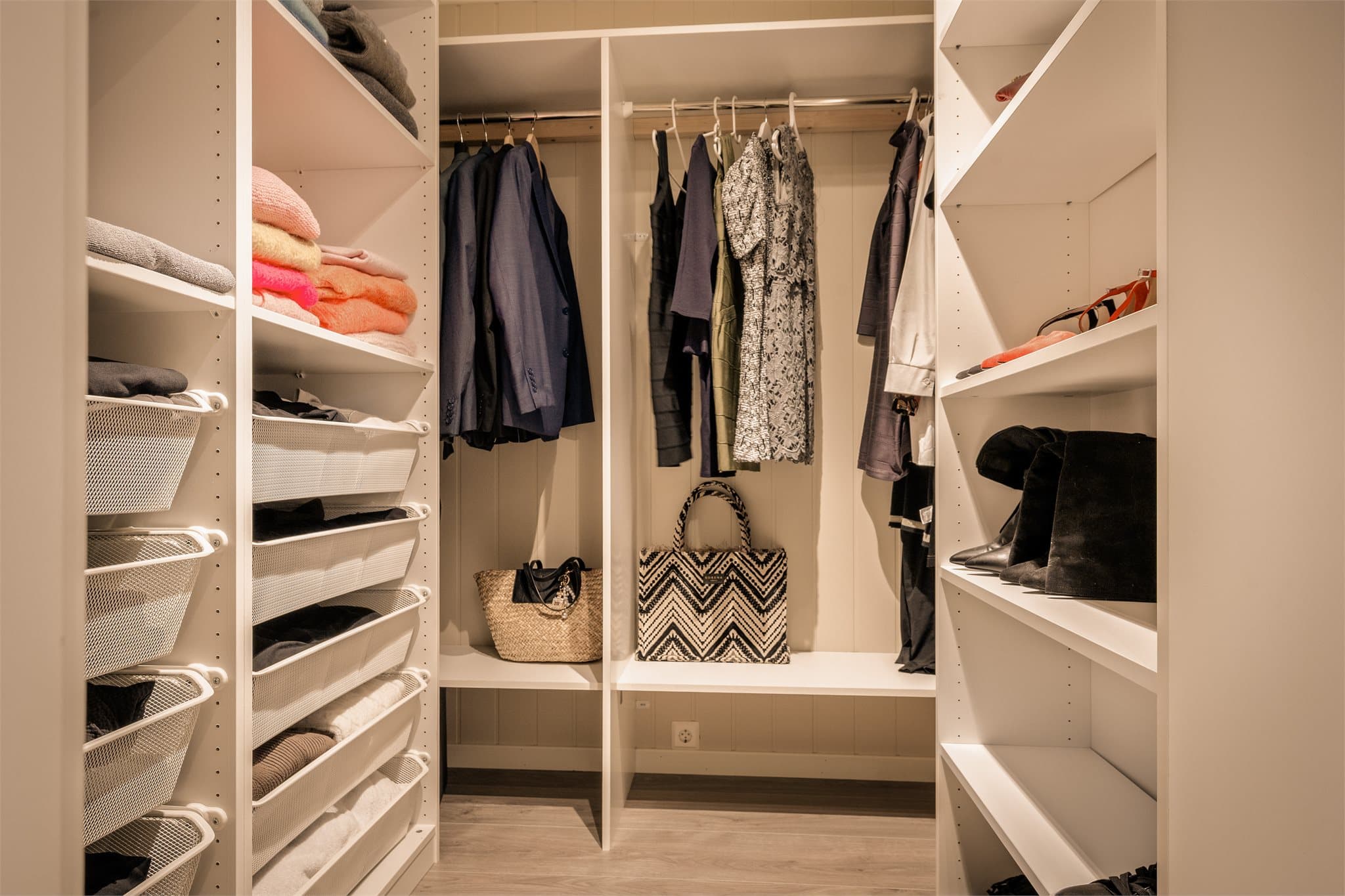 Her er det satt inn Pax-garderobe fra Ikea med fine løsninger.