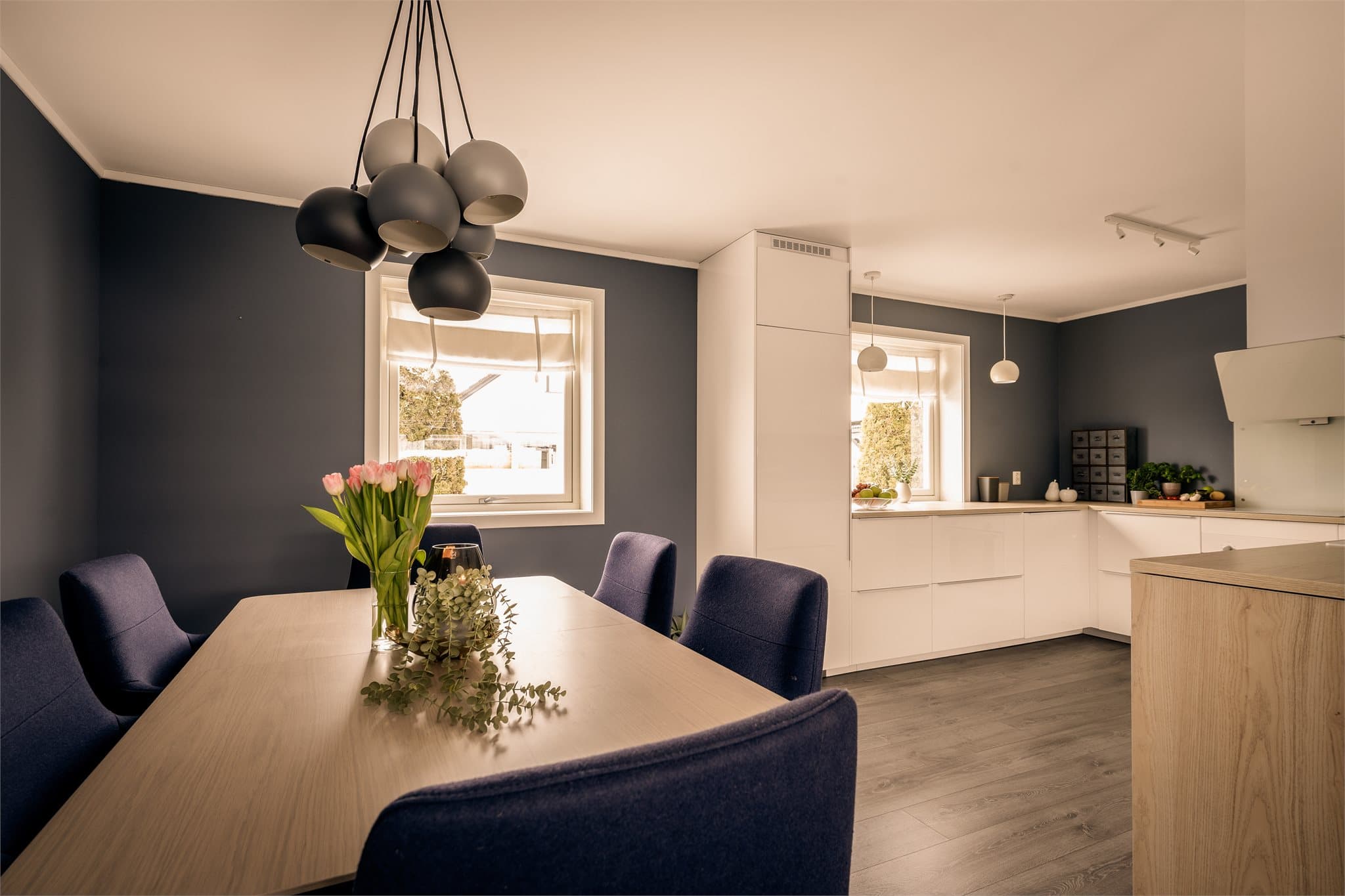 Her har man god plass til å samle familie og venner til hyggelige måltider.