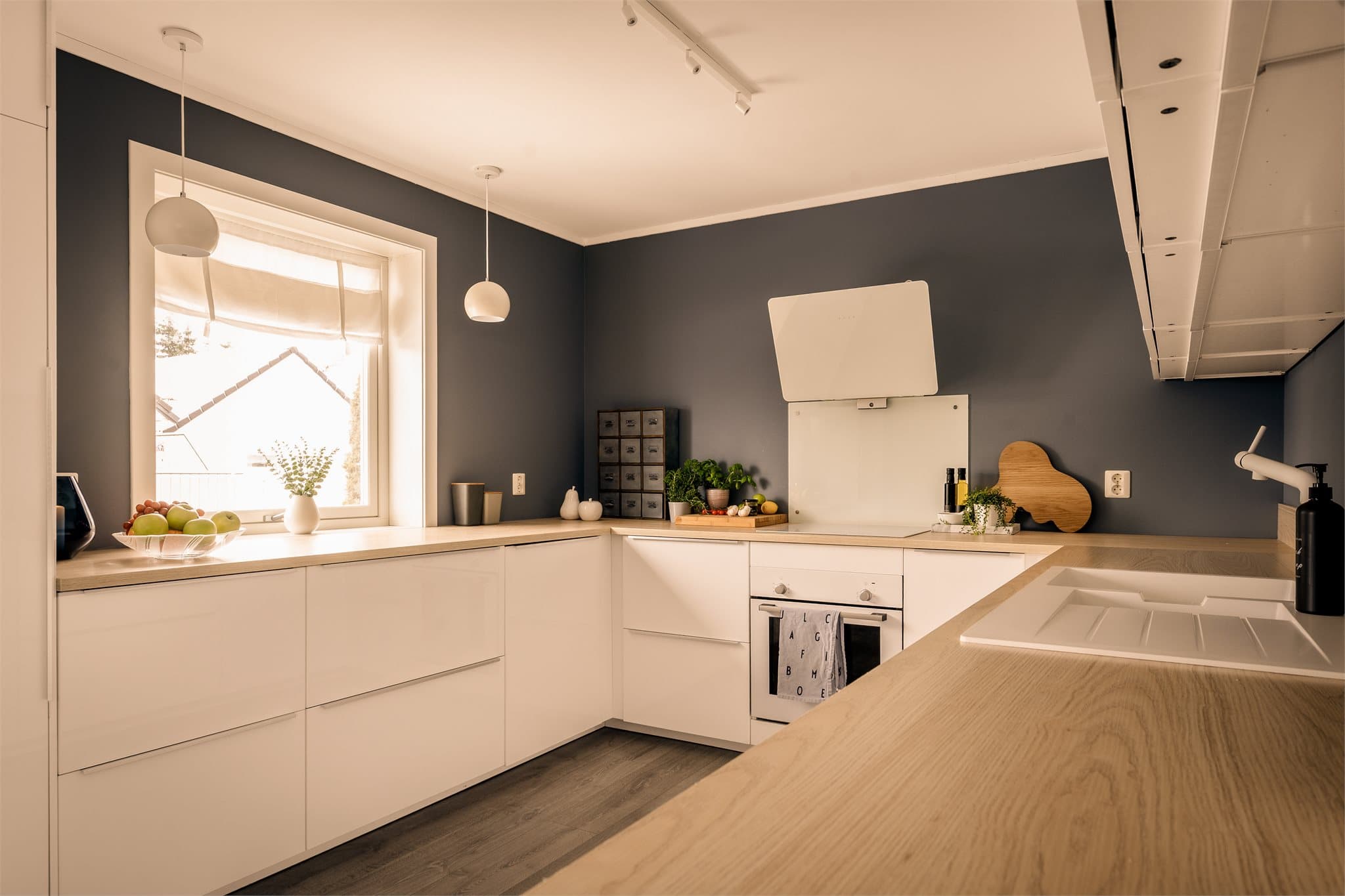 Ved stekesonen er det montert kitchenboard, komfyrvakt og ventilator.