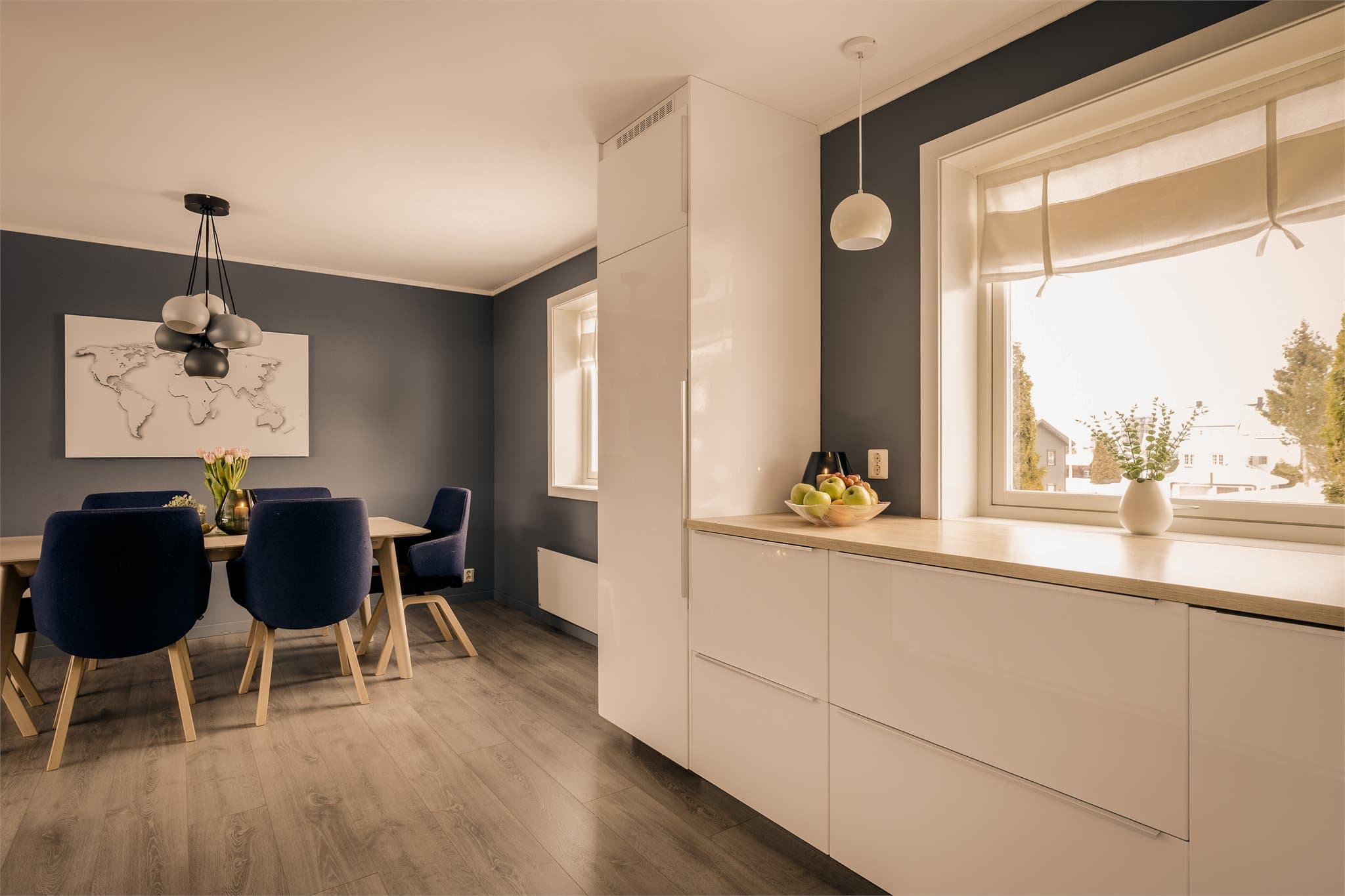 Et stort vindu skaper godt med naturlig arbeidslys for den lekne kokken.