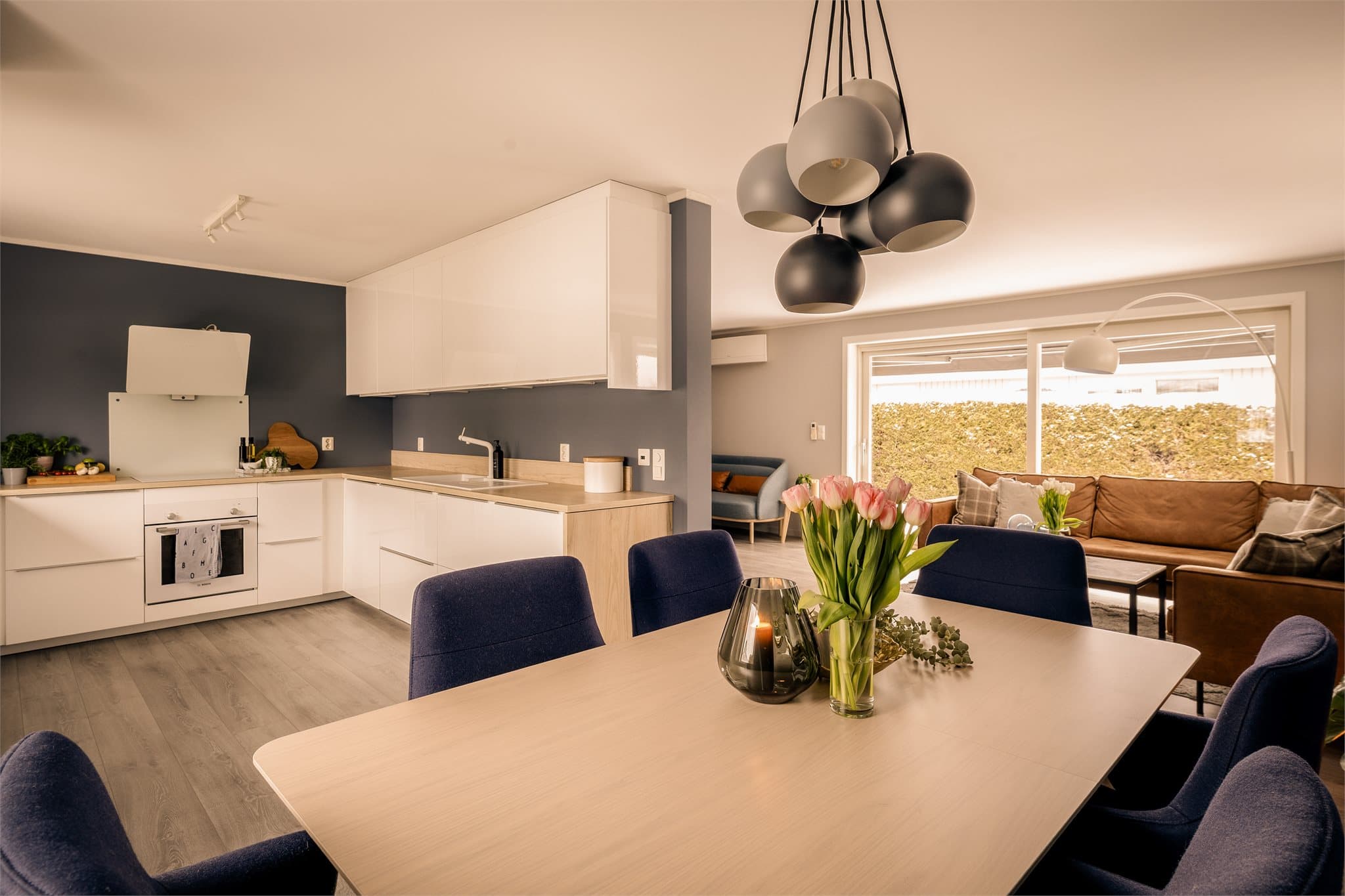 Innredningen har nedfelt oppvaskkum, integrert koketopp, stekeovn, oppvaskmaskin og kjøleskap.