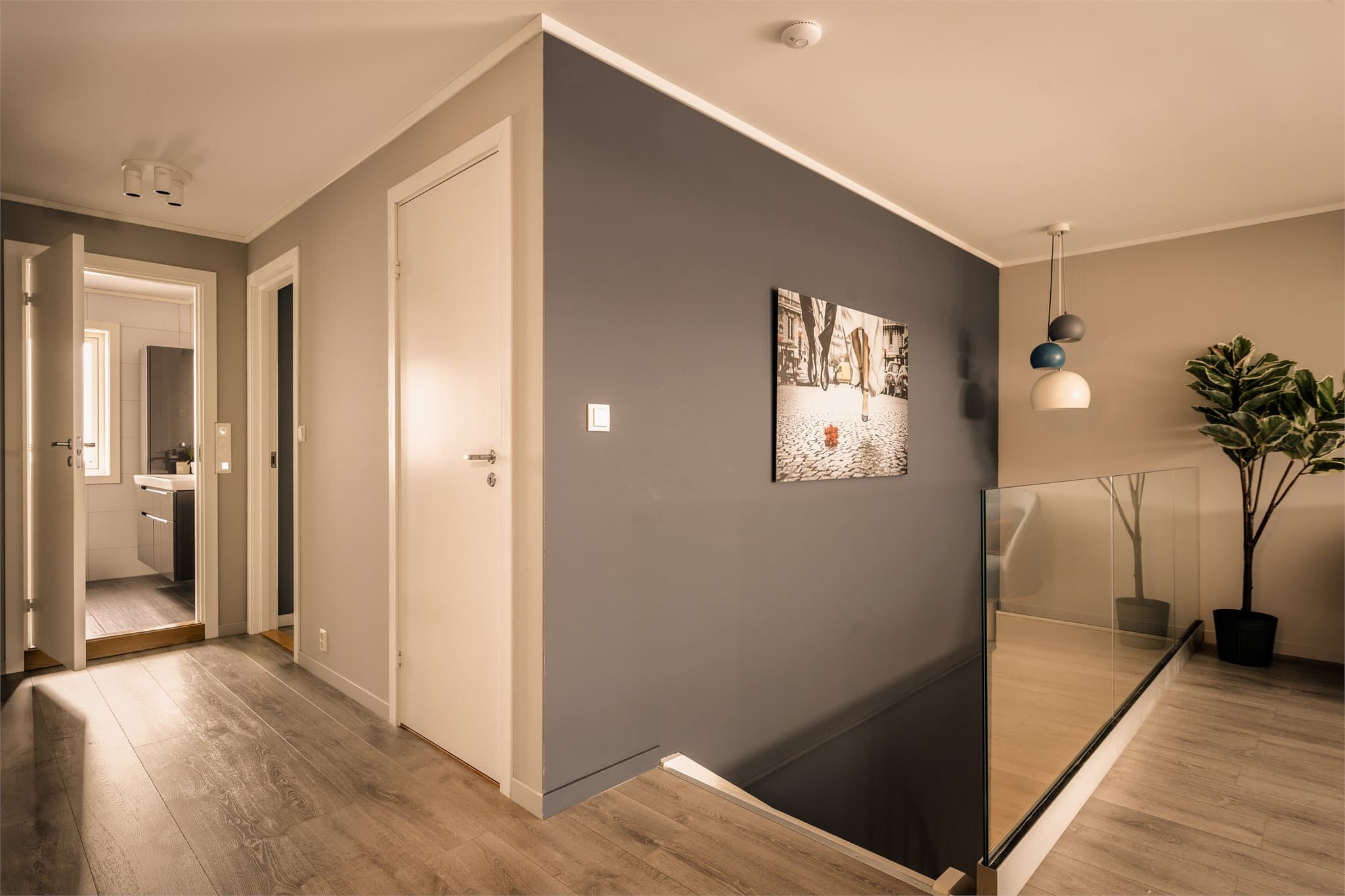 Det er satt inn garderobeskap i entré/gang for oppbevaring av yttertøy og sko.