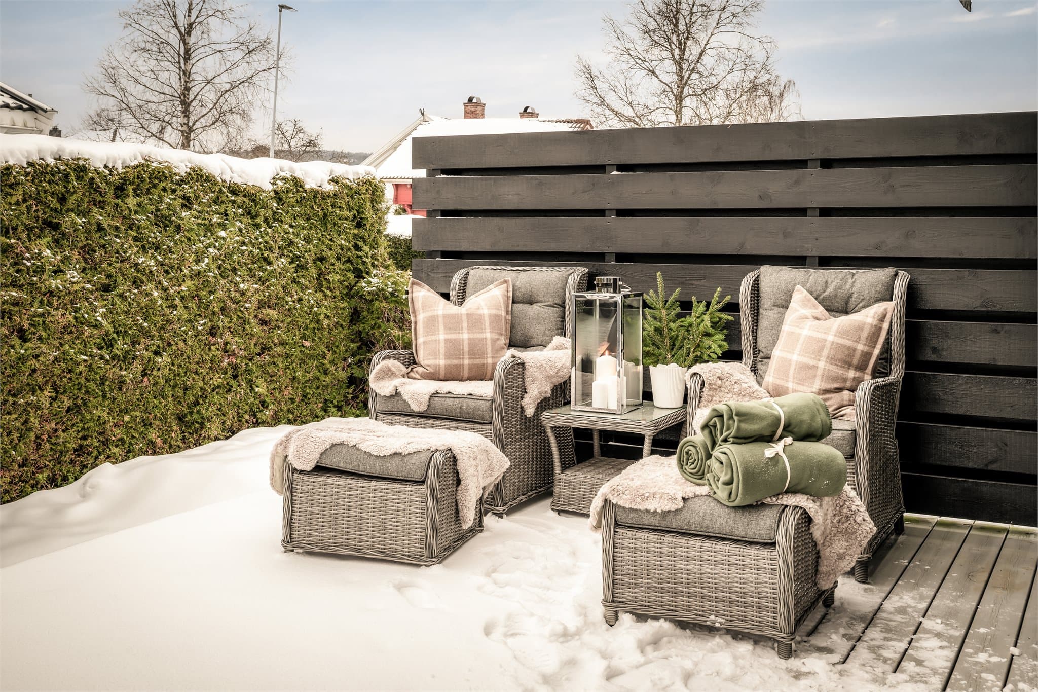 Leveggen på terrassen gir en lun og behagelig sitteplass med god plass til utemøbler.