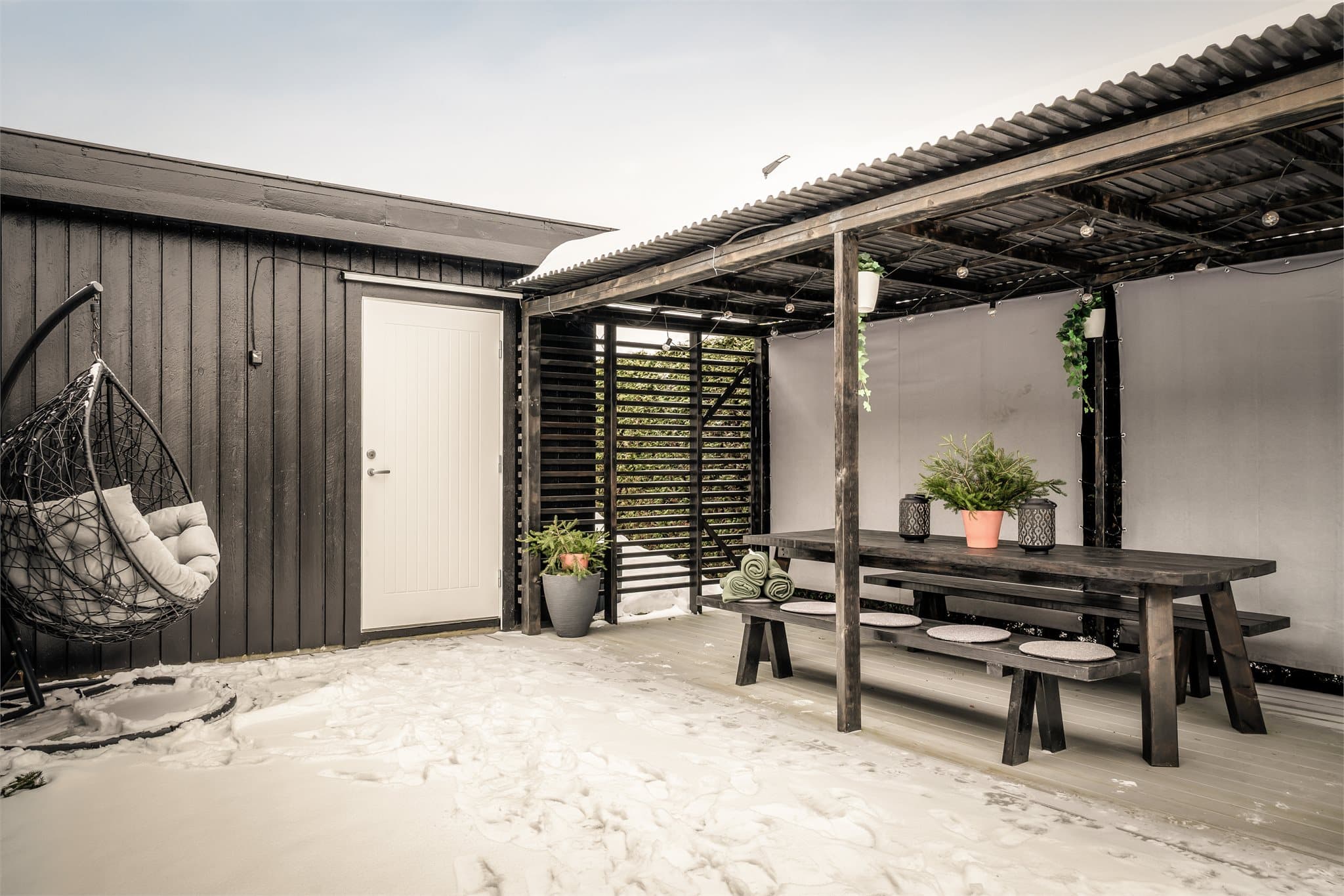 Fra terrassen har man adkomst direkte til bodrom og garasjen.