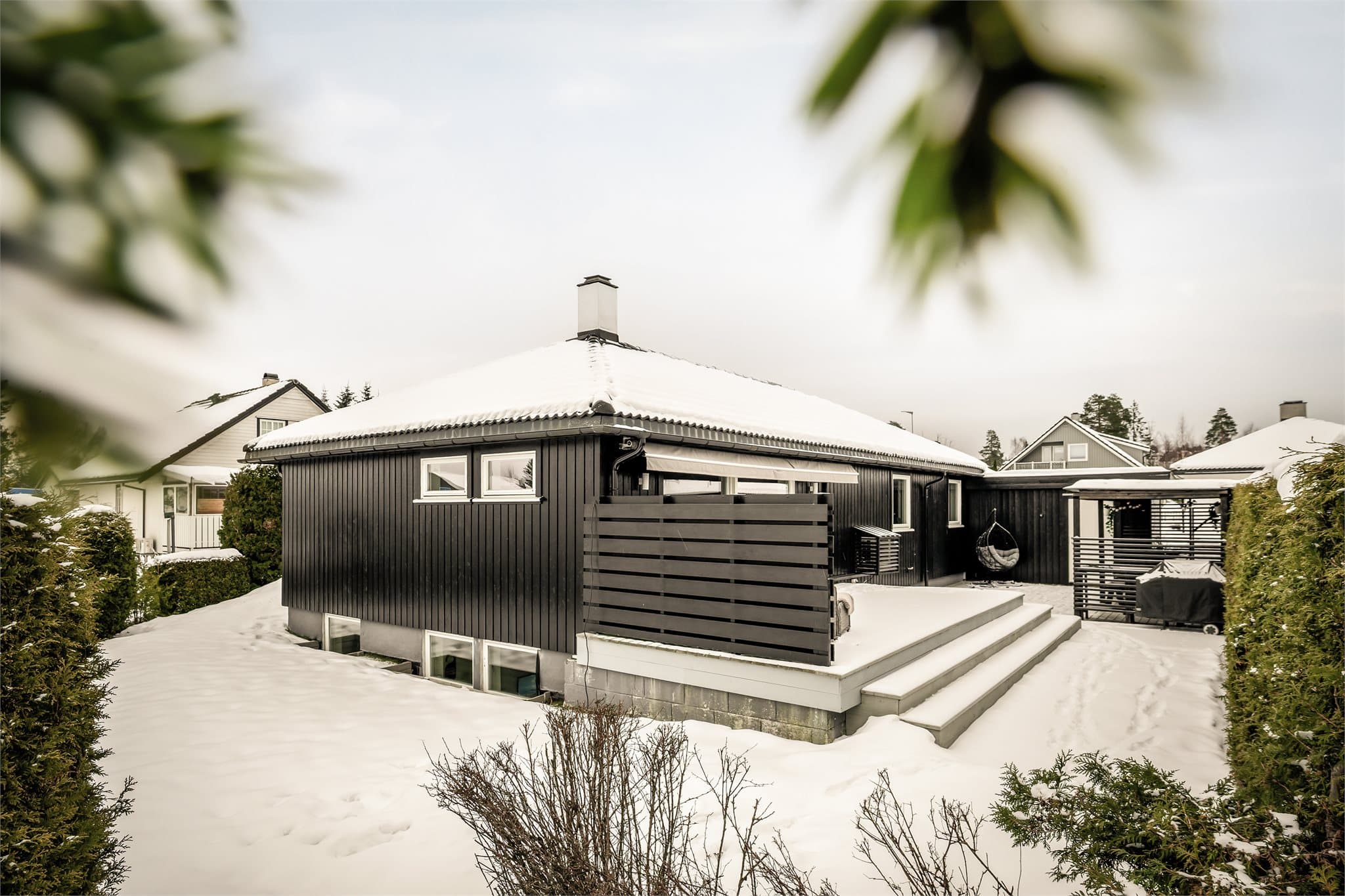 Eiendommen har en relativ flat tomt som er pent opparbeidet med omkransende beplantning mot naboer.