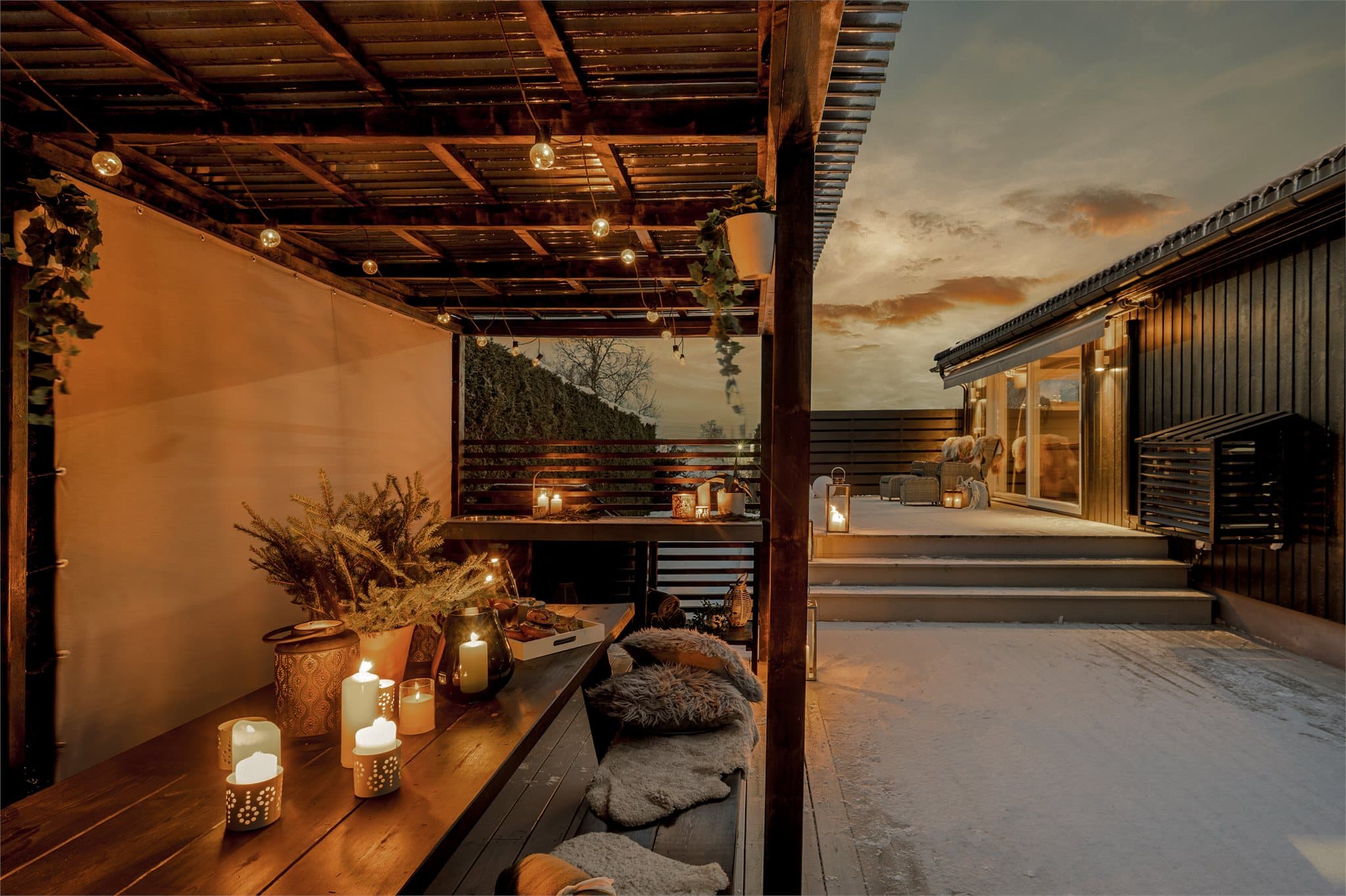 Uteområdet er som skapt for både ro og hyggelige sammenkomster. Fra stuen er det direkte utgang til en stor og solrik veranda og den lune pergolaen blir et naturlig samlingspunkt for familie og venner.