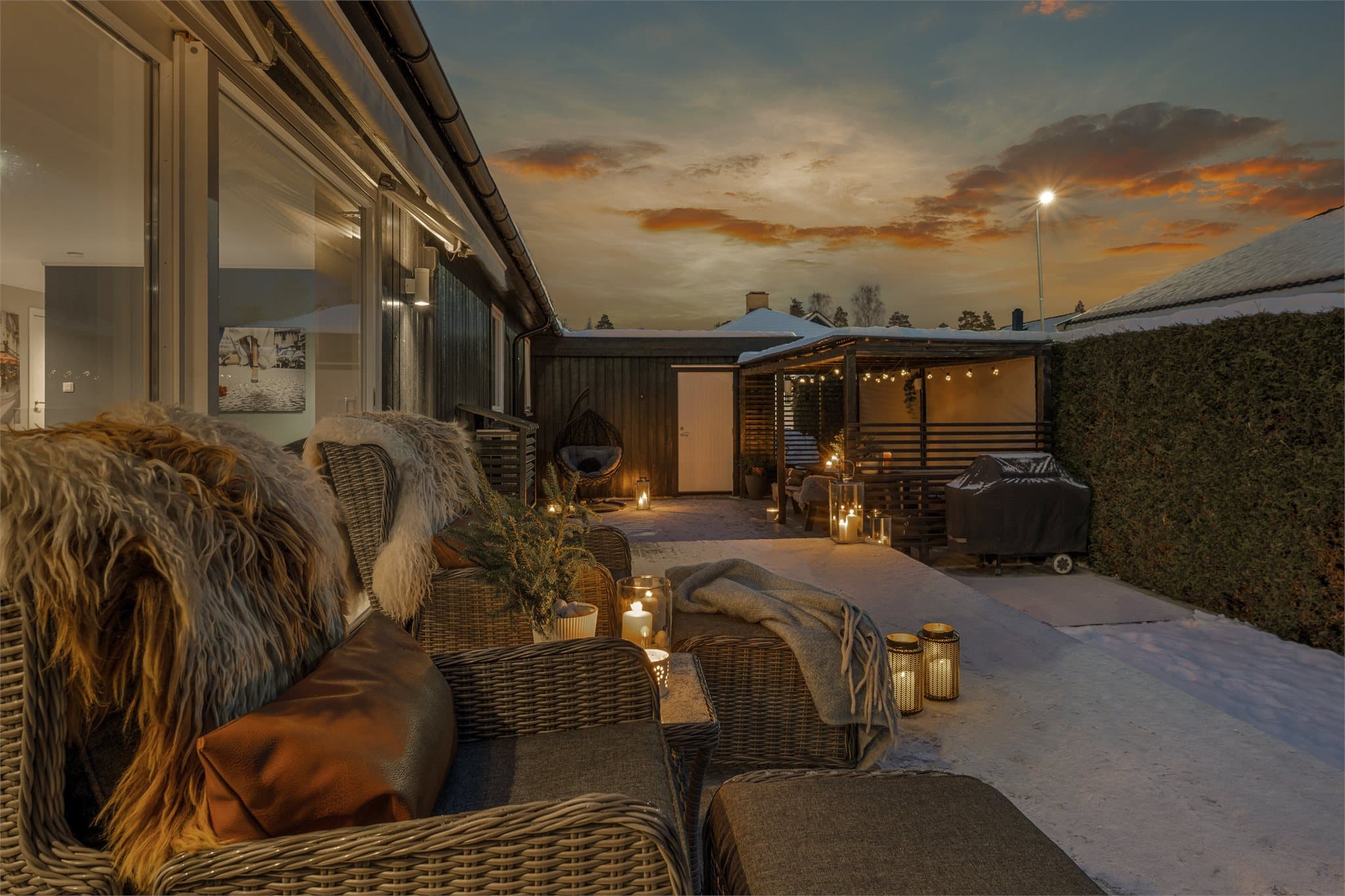 Verandaen har er generøs markise som gir god solskjerming på varme dager. I tillegg sørger varmepumpen for sval innetemperatur når solen står på.