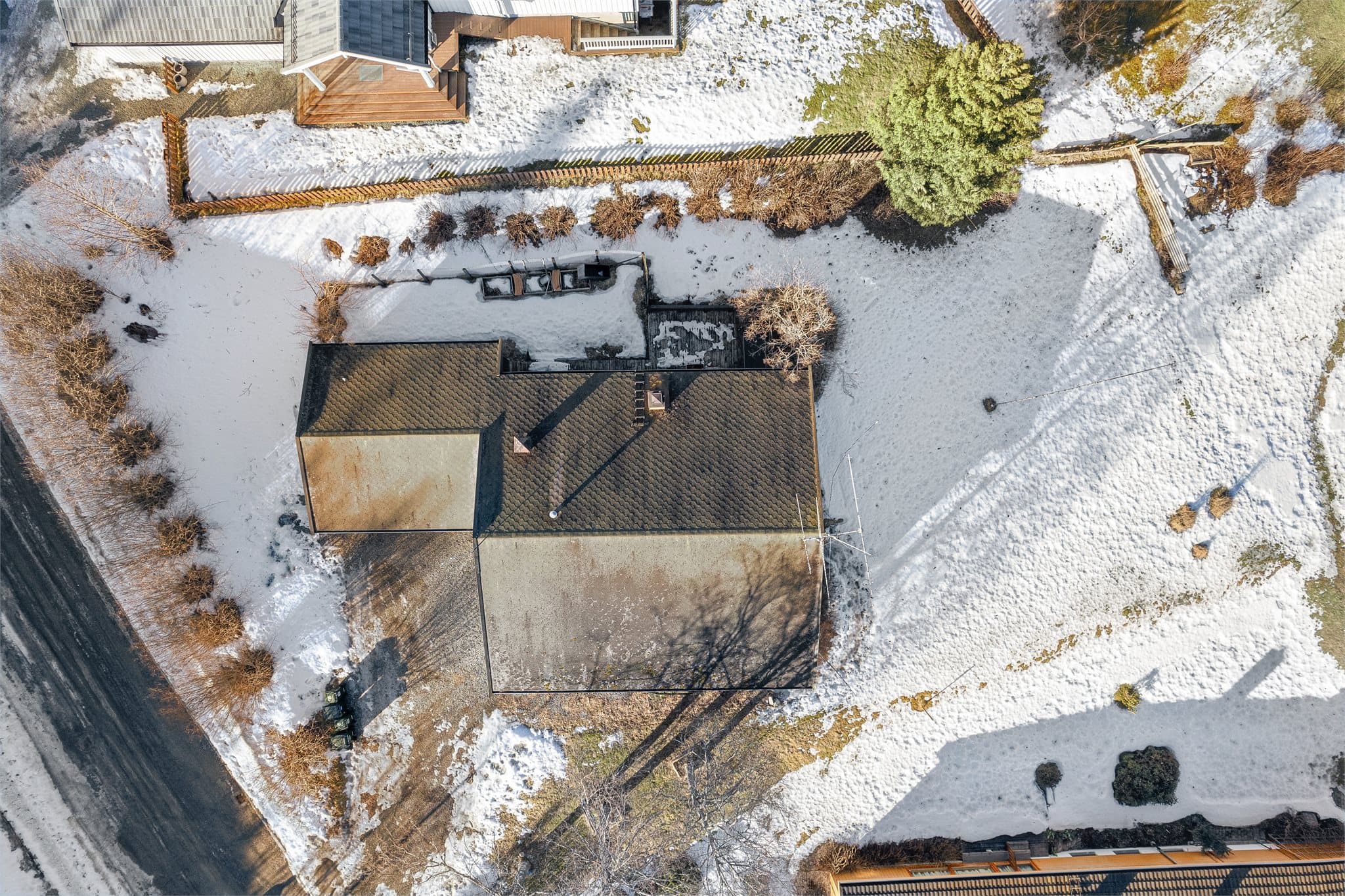 Eiendommen kan skilte med en sjelden stor tomt på hele 1 390 m² og ligger på et høydedrag som gir svært gode solforhold.