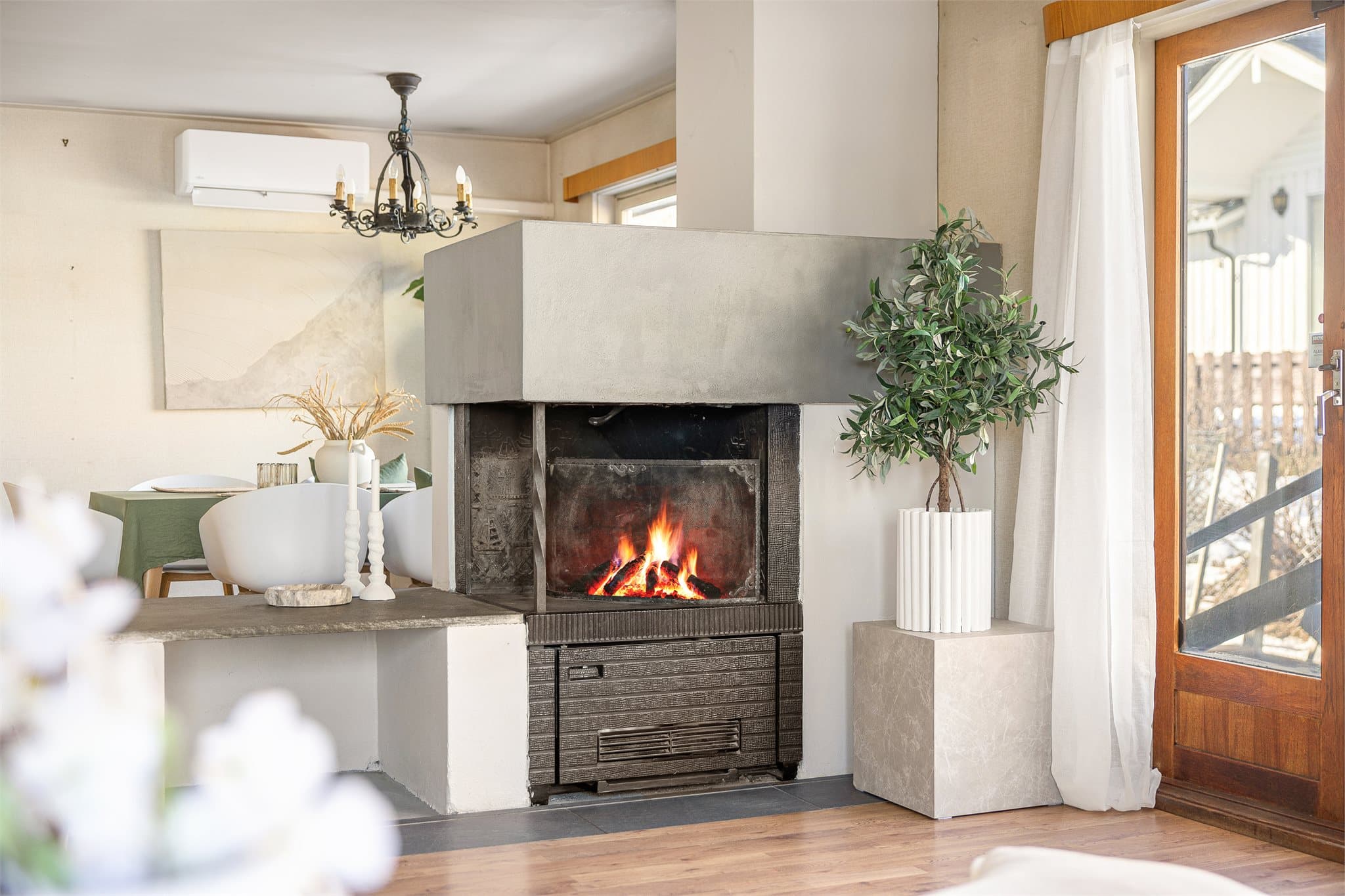 Peis i stuen som skaper en lun og hyggelig atmosfære, og gir gode muligheter for varme på kjølige dager.