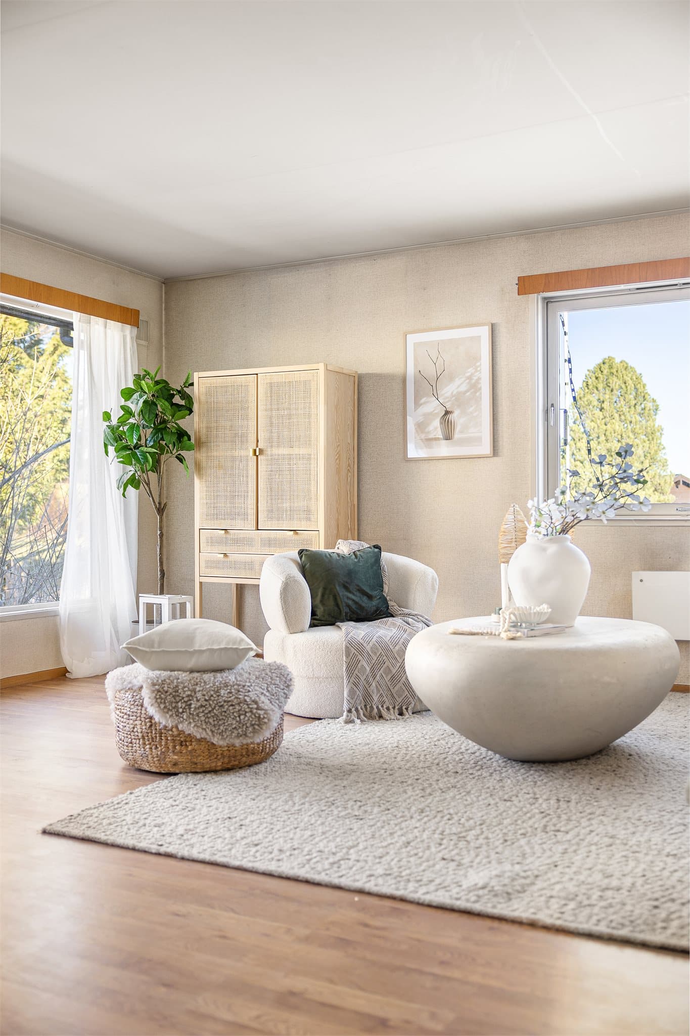 Stuen har store vindusflater som slipper inn godt med naturlig lys fra flere sider.