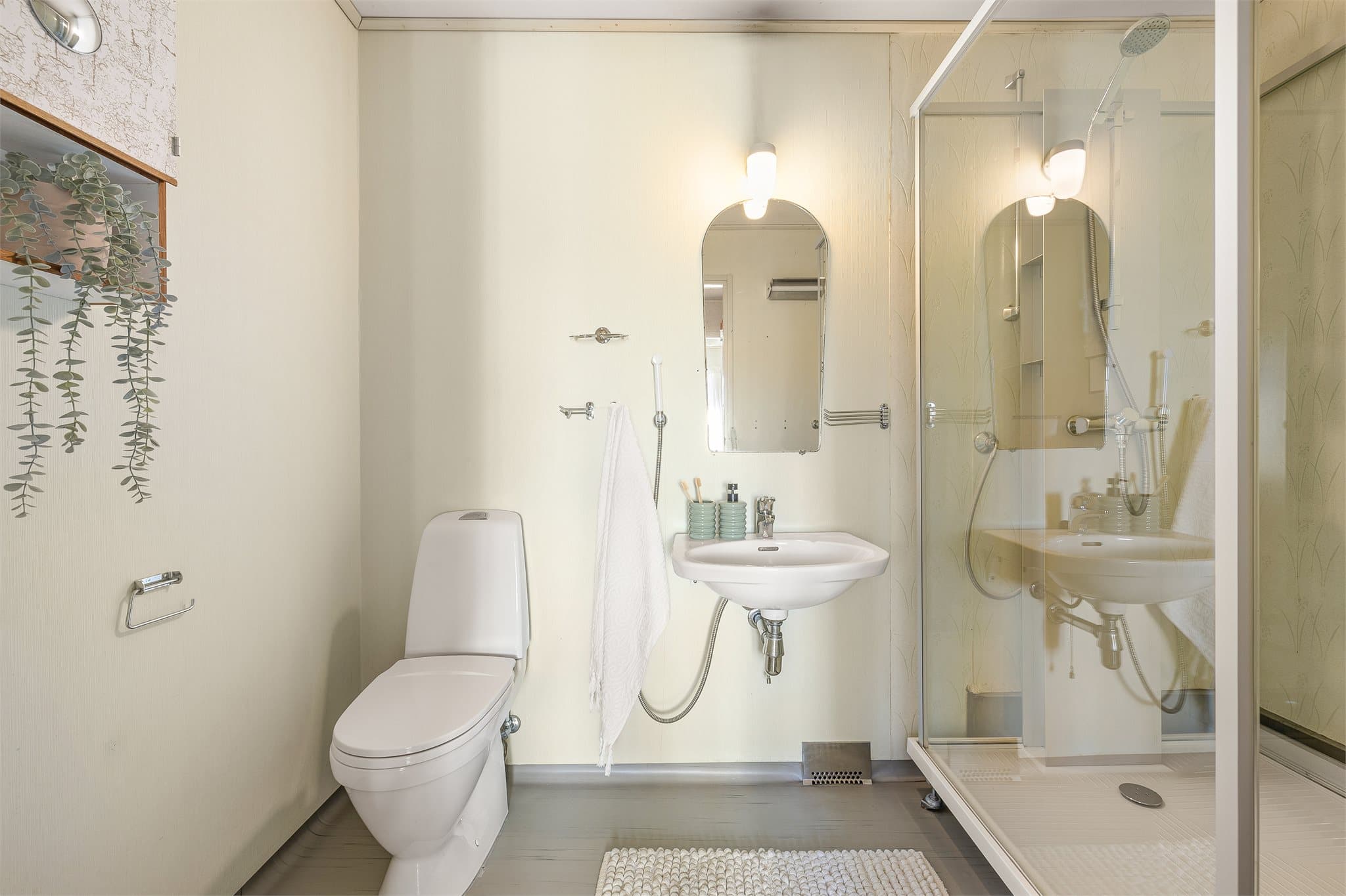 Bad på 4,4 m² innredet med toalett, servant og dusjkabinett.