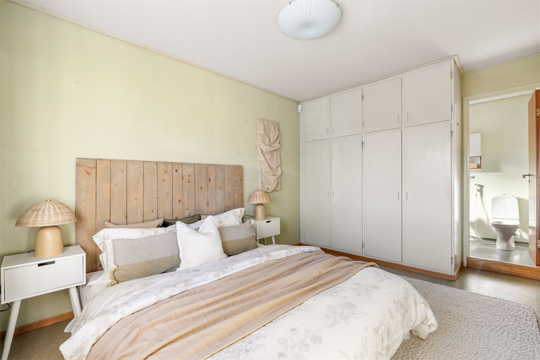 Det er god plass til garderobeløsning og soverommet har direkte inngang til privat baderom.