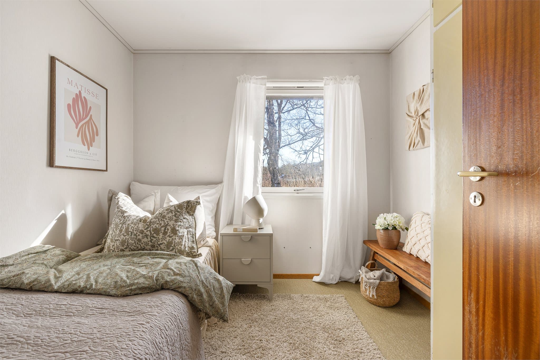 Soverommet er på ca. 7 m² med plass til både seng og garderobeskap.