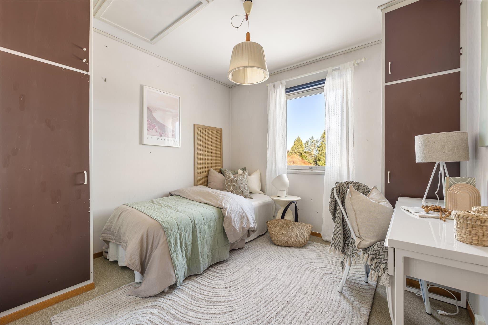 Soverommet er på ca. 8 m² og har god plass til seng og skrivepult, og er utstyrt med plassbygd garderobeskap.