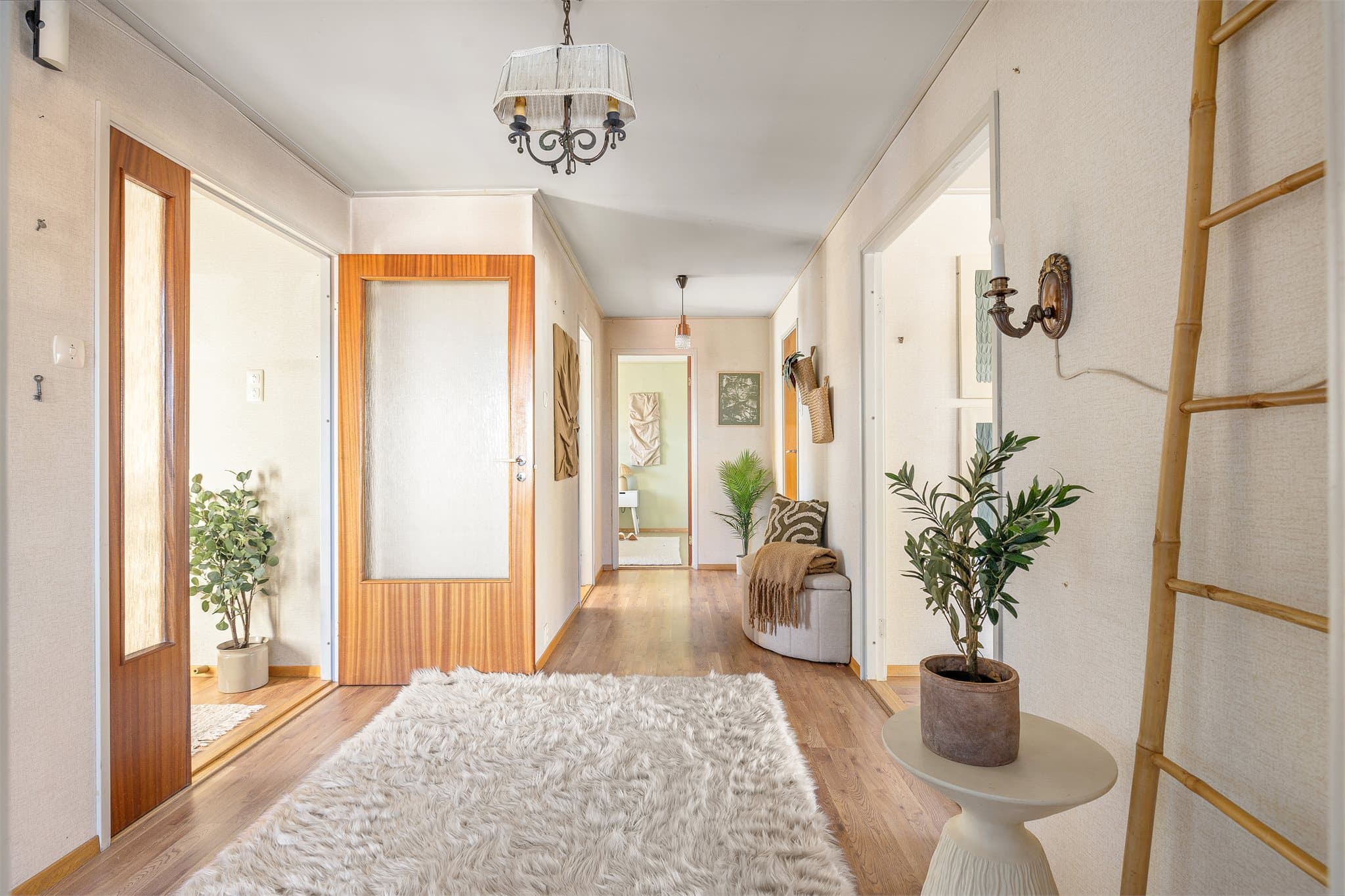 Entreen har god størrelse og gir plass til møblering eller oppbevaringsløsninger etter behov.