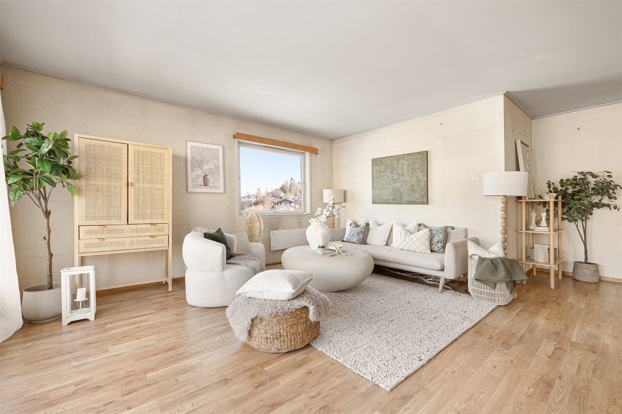 Lys og romslig stue på hele 42,8 m² som fint kan deles inn i ulike soner.