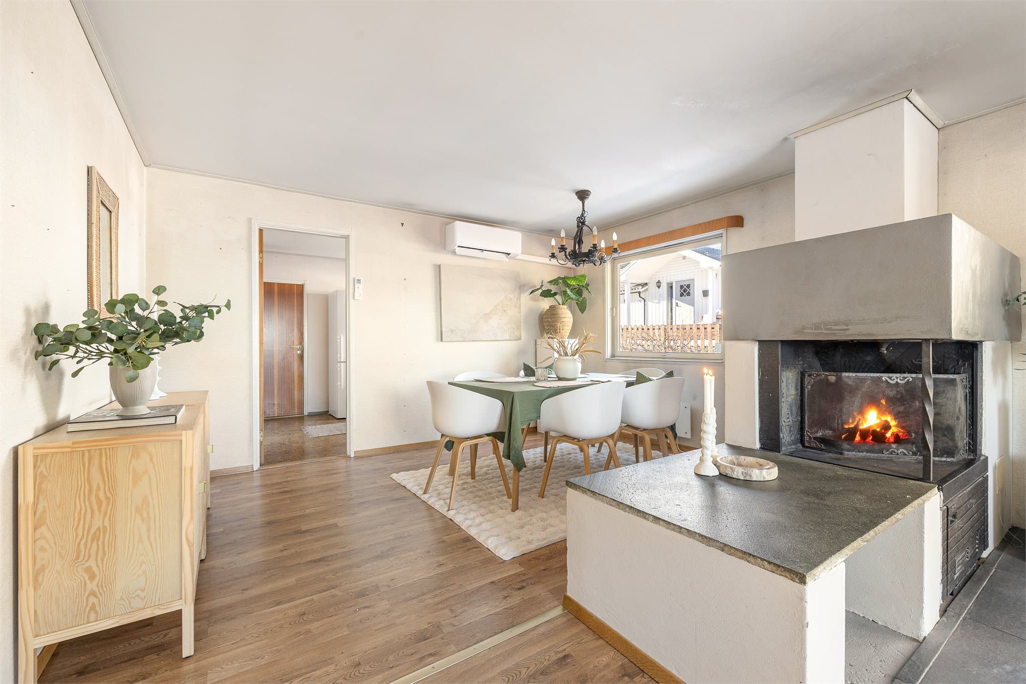 Det er installert varmepumpe i stuen, og fra spisestuen er det praktisk adkomst til kjøkkenet via egen dør.