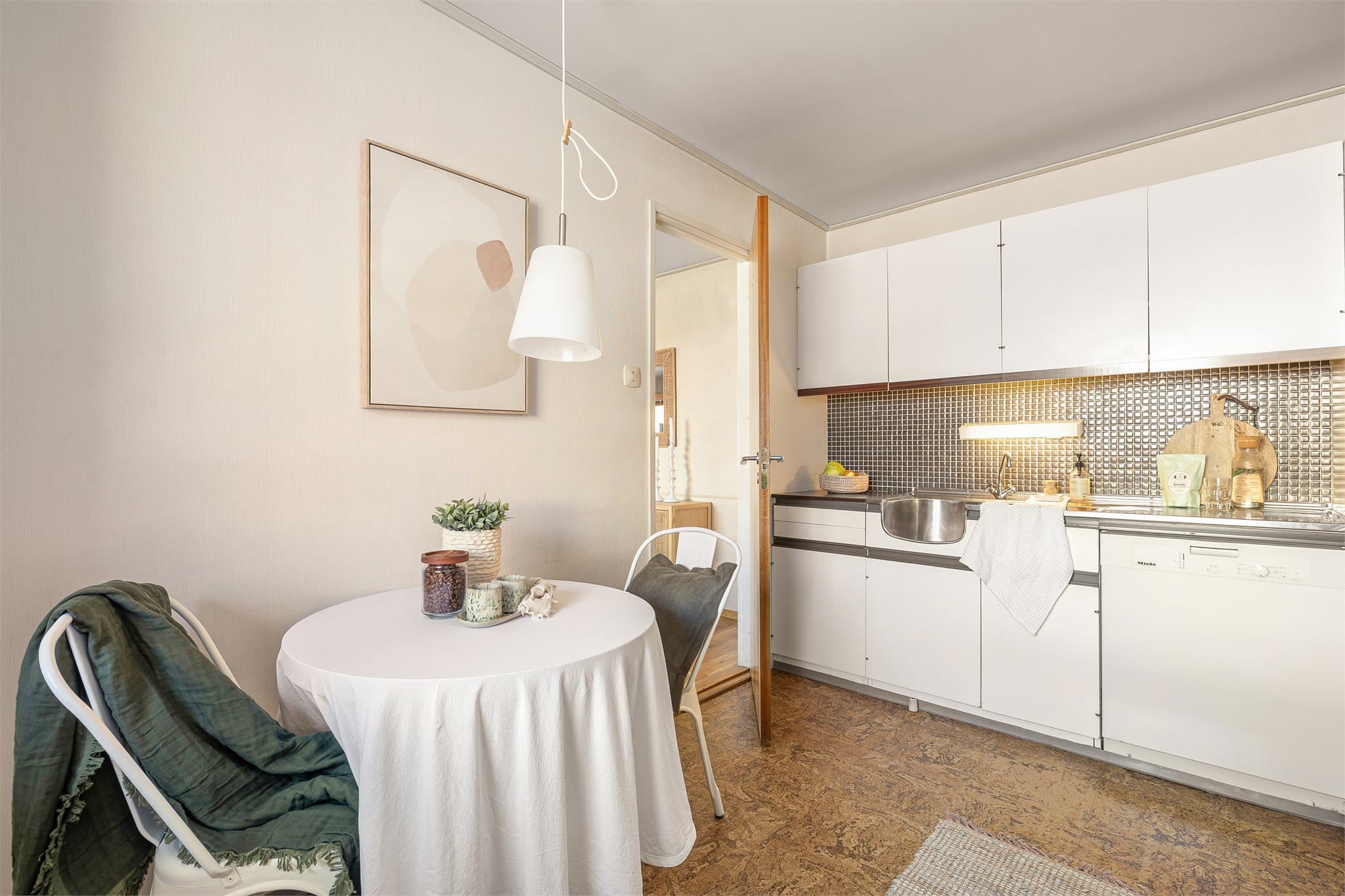 Her har du en gyllen mulighet til å etablere et nytt og funksjonelt kjøkken etter egne ønsker.