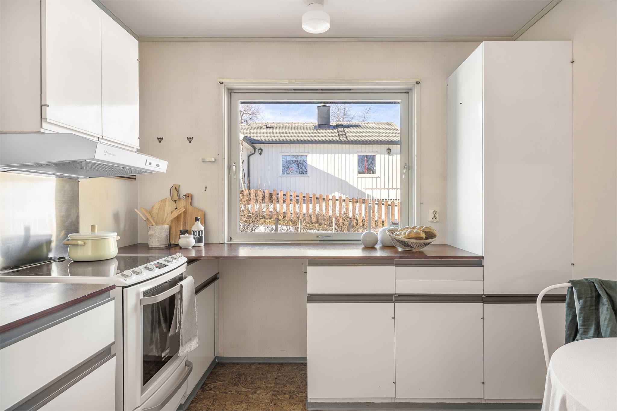 Kjøkkenet byr på rikelig med oppbevaringsmuligheter og sjenerøse arbeidsflater.