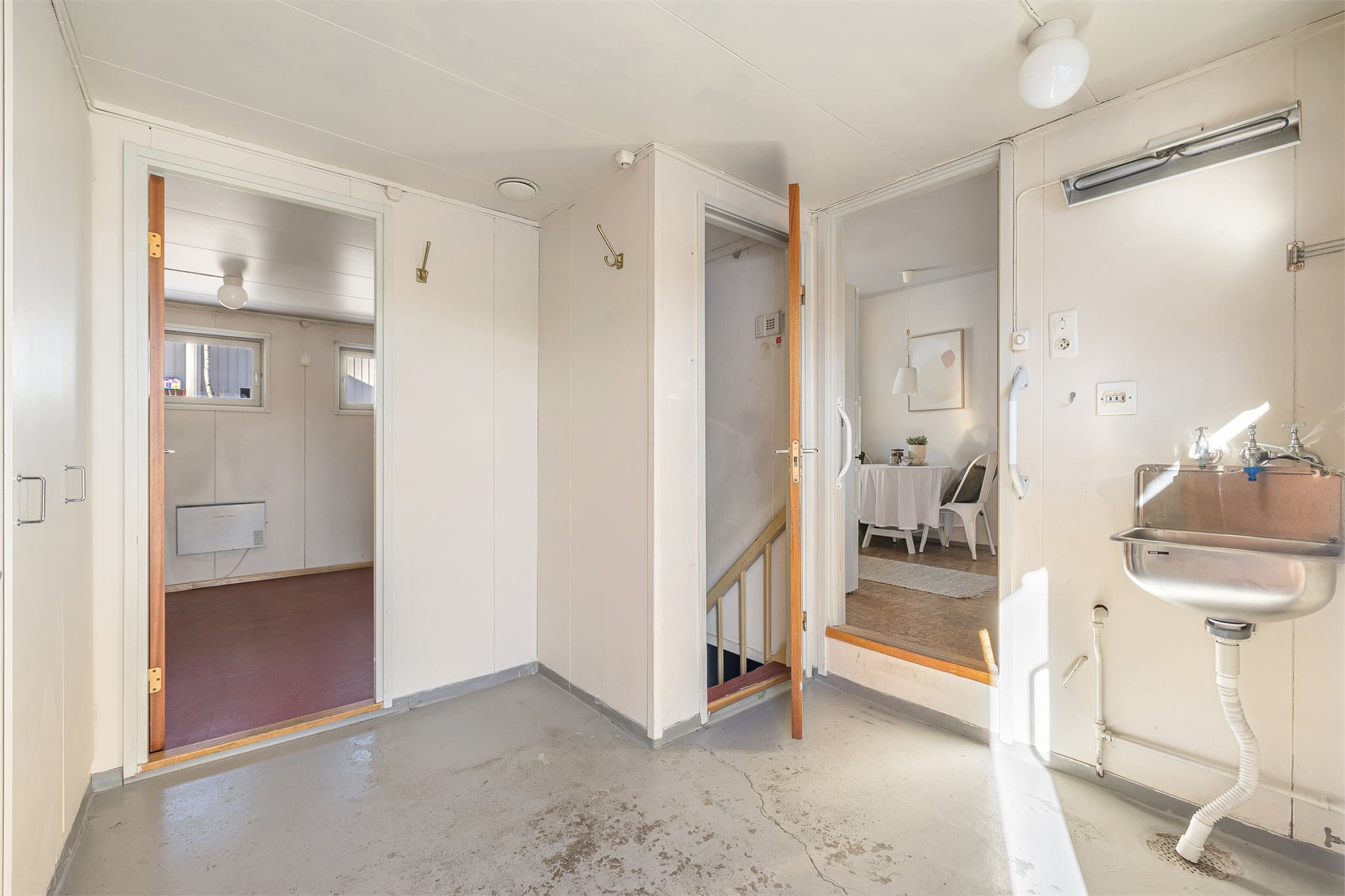 Fra kjøkkenet er det adkomst til et rom brukt som vaskerom, med videre forbindelse til kjeller og til hobbyrom/kontor.