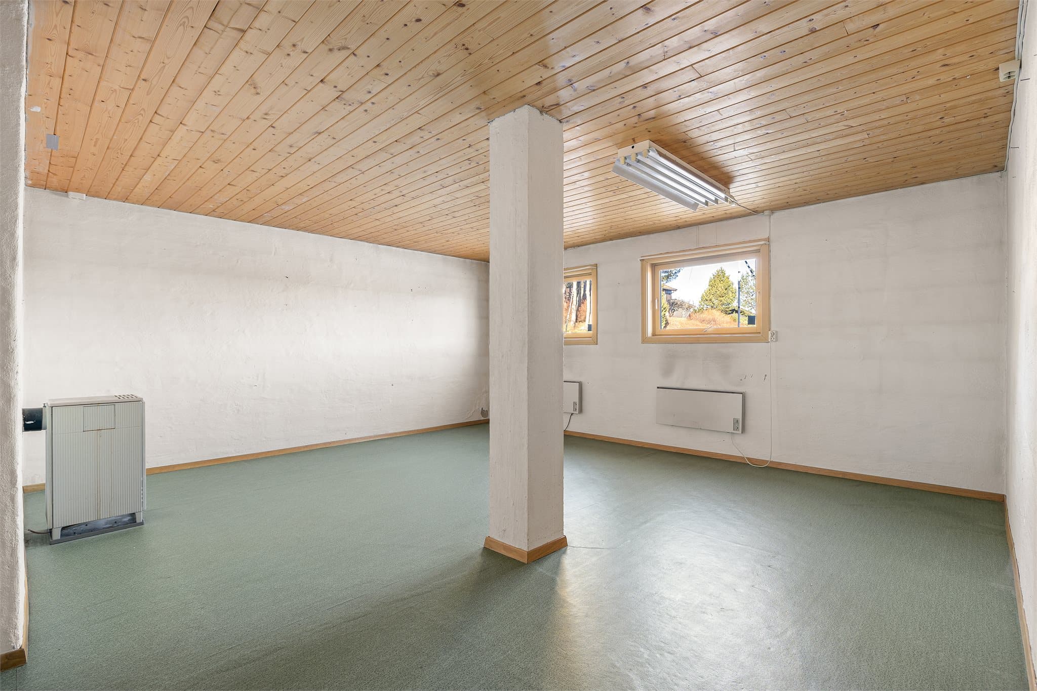 Kjellerstuen byr på hele 28,3 m² med god boltreplass. Vi gjør oppmerksom på at ingen av rommene i underetasjen er søkt bruksendret til rom for varig opphold.