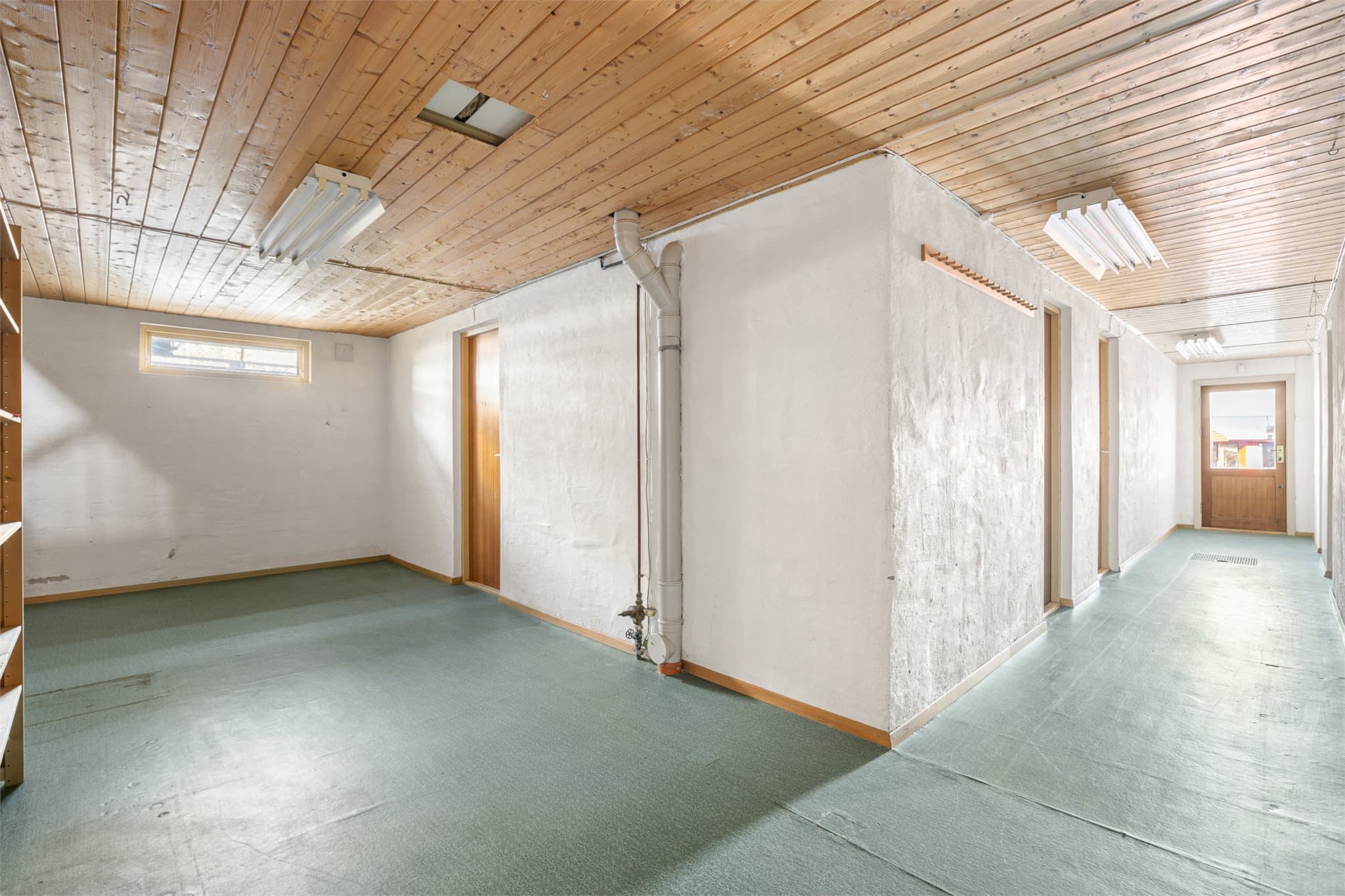 I underetasjen møtes du av en romslig gang som gir tilgang til alle de syv rommene. Herfra er det også direkte utgang til hagen.