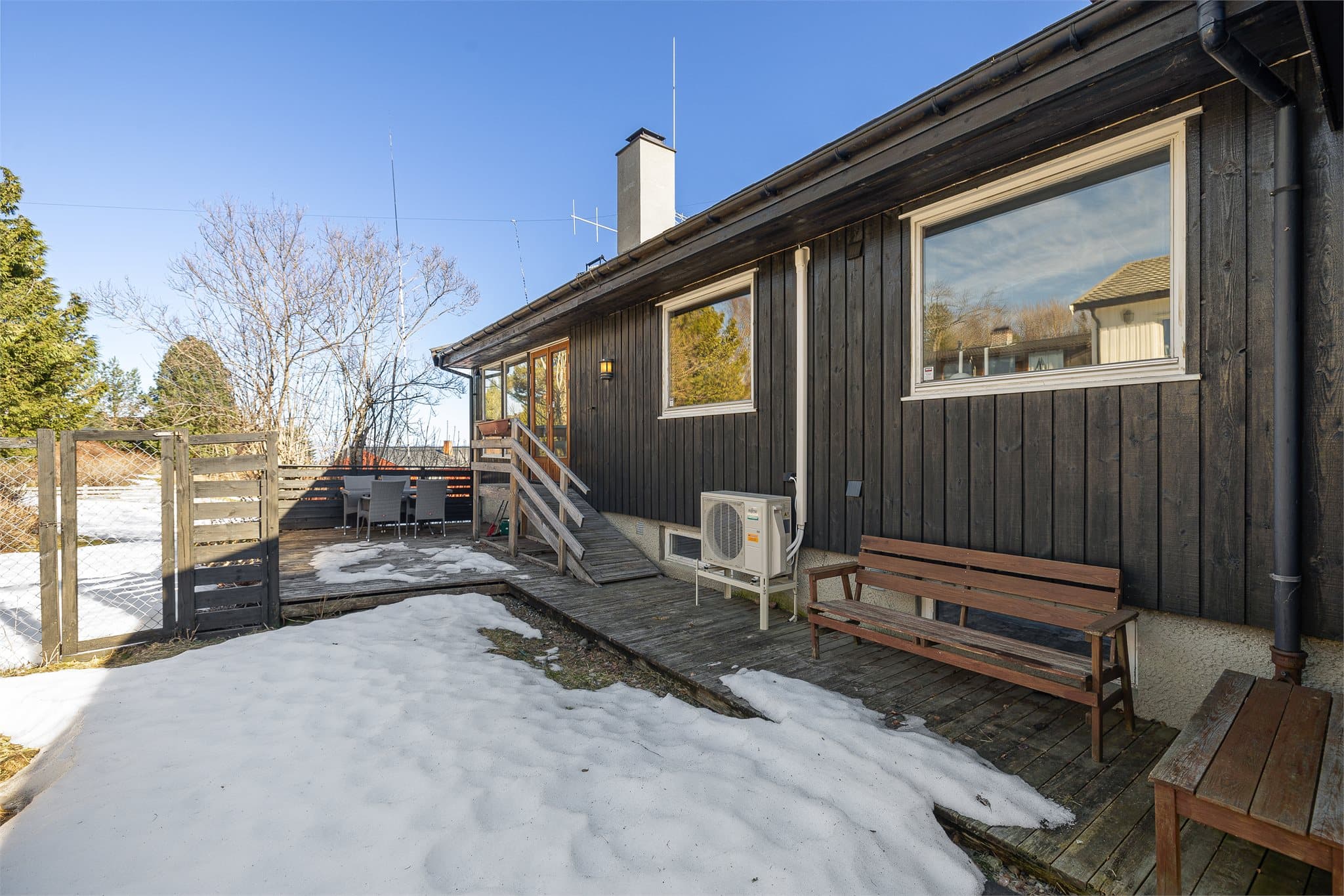 Fra stuen er det direkte utgang til en 27 m² stor terrasse på baksiden av huset. Her ligger det godt til rette for å skape en hyggelig uteplass.