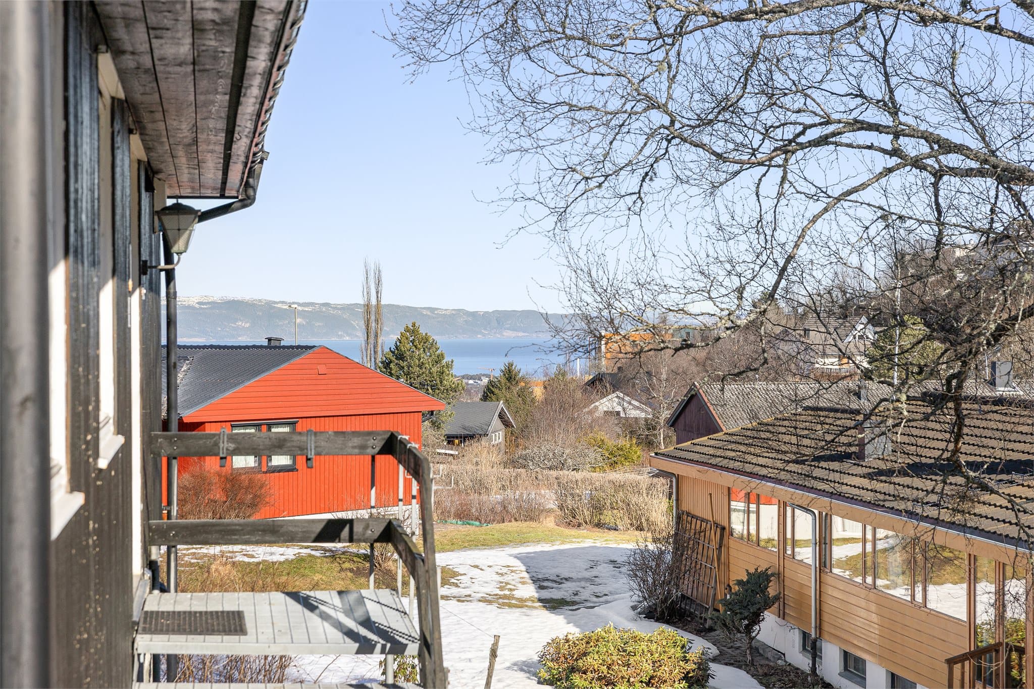 Her får du en flott utsikt som strekker seg over nabolaget og videre ut mot Trondheimsfjorden.