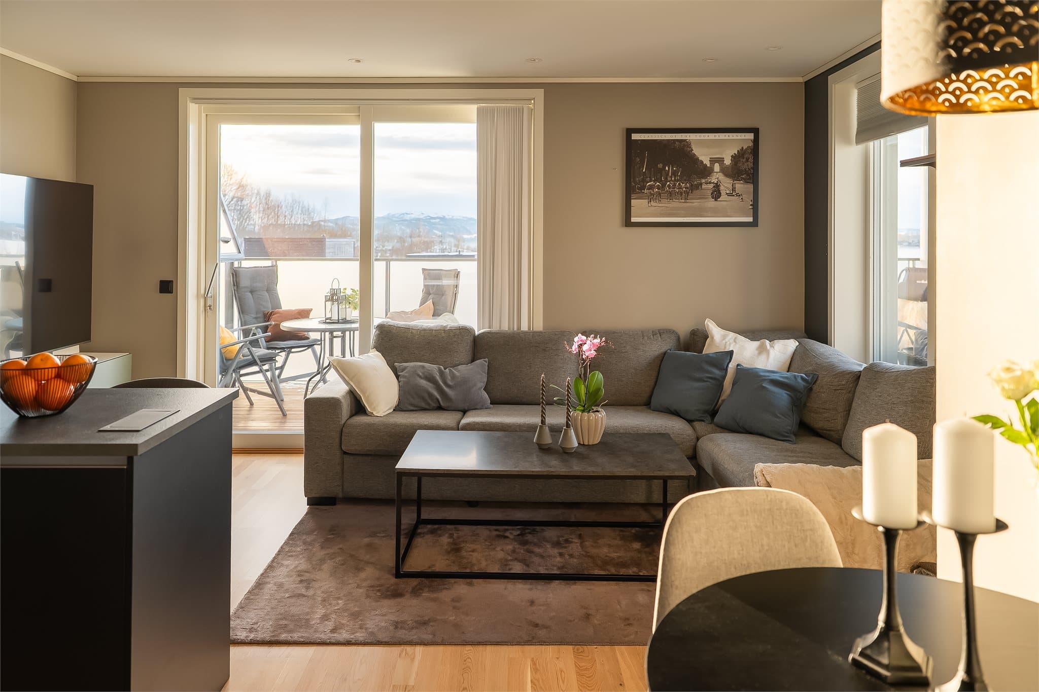 Boligen har delikate overflater og downlights i himling som gir en god atmosfære på kveldstid.