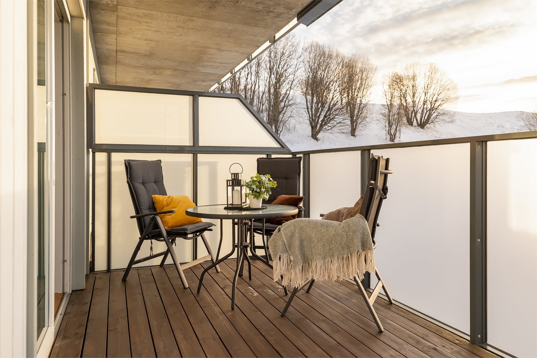 Den gode størrelsen sørger for god plass til flere sittegrupper, grill og alt som hører sommeren med.