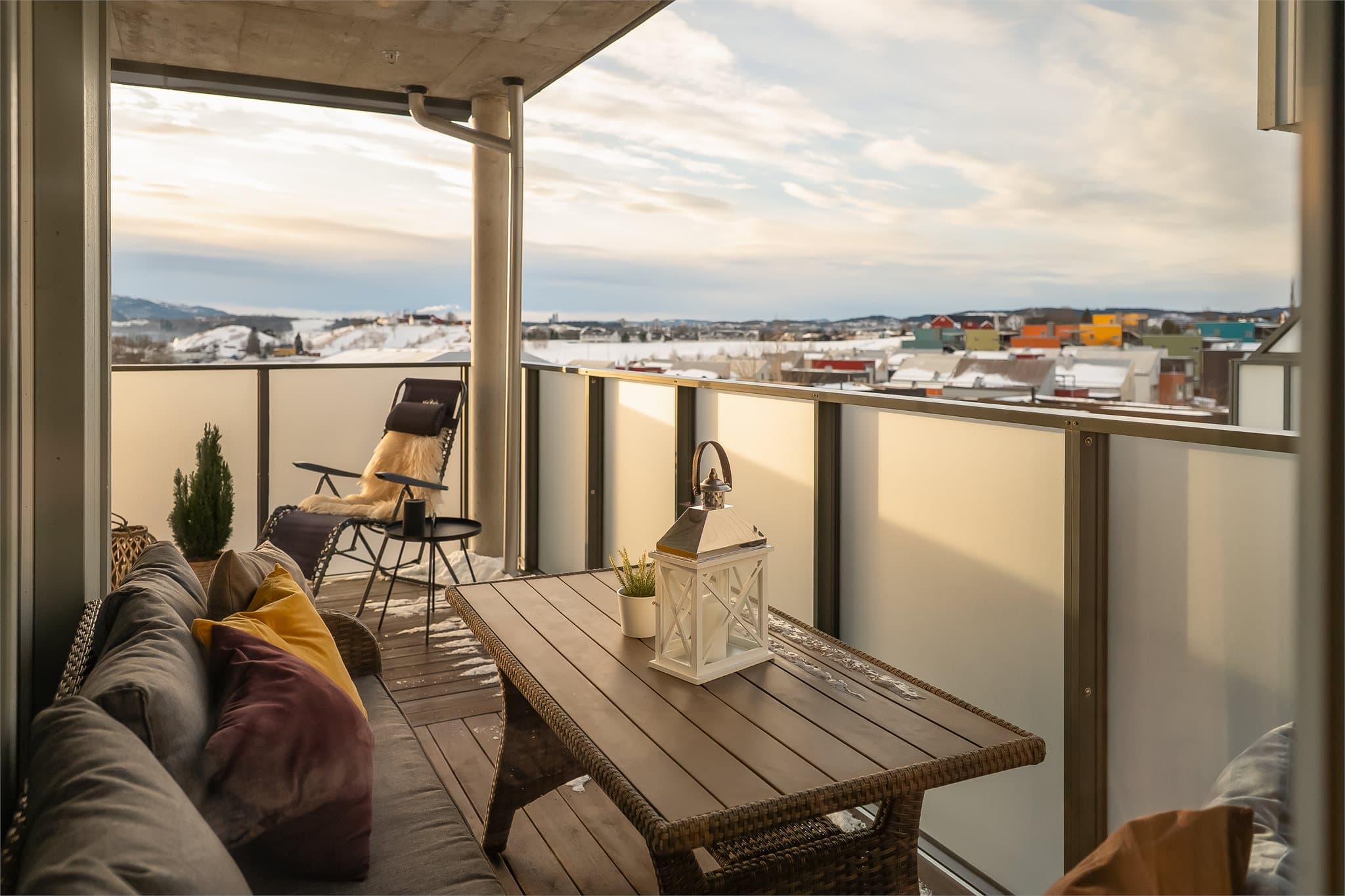 Dette er den eneste balkongen som er utstyrt med frostet glass, noe som gir ekstra skjerming.