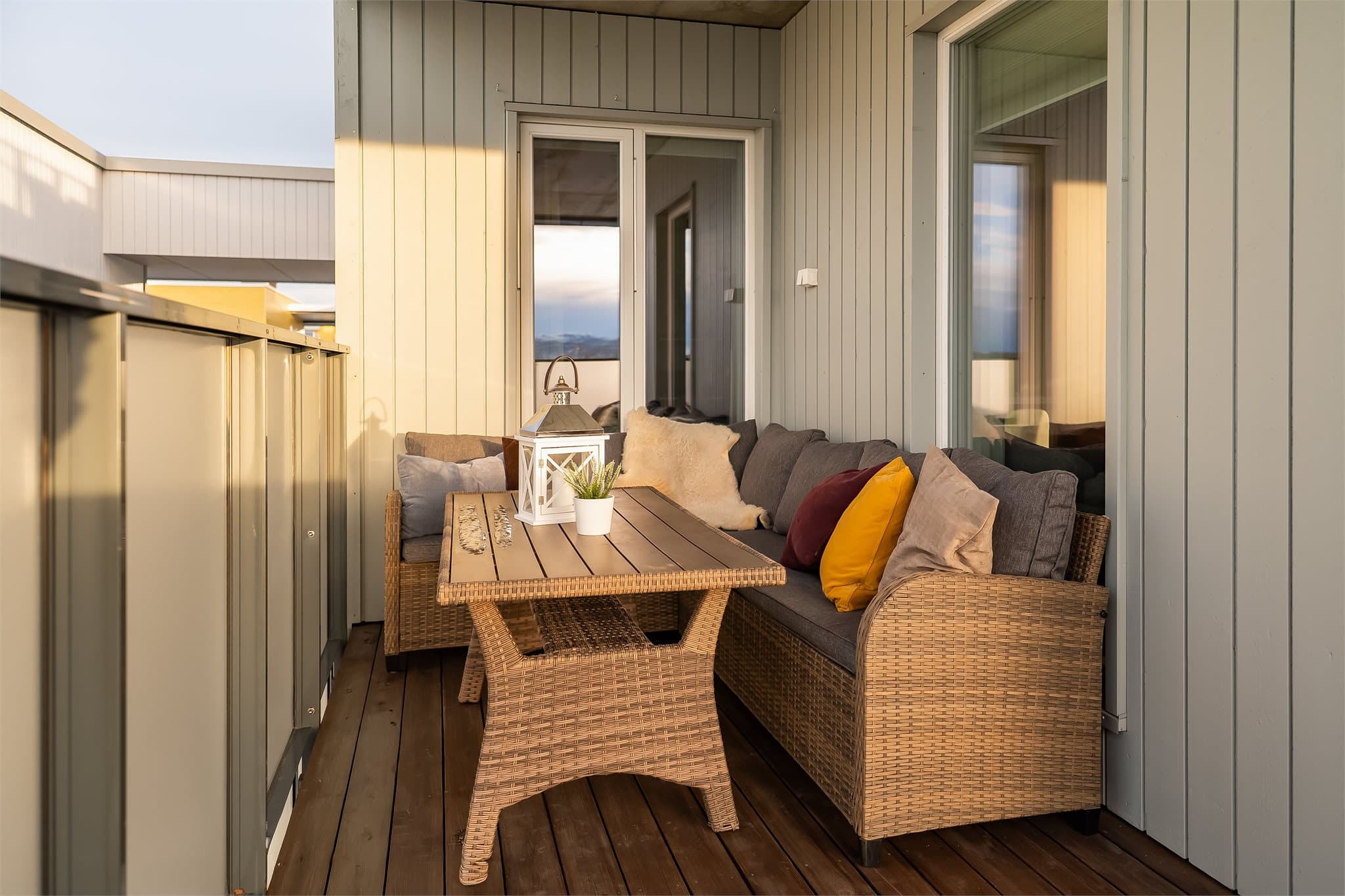 Balkongen er overbygd som gjør at den kan brukes gjennom flere årstider.