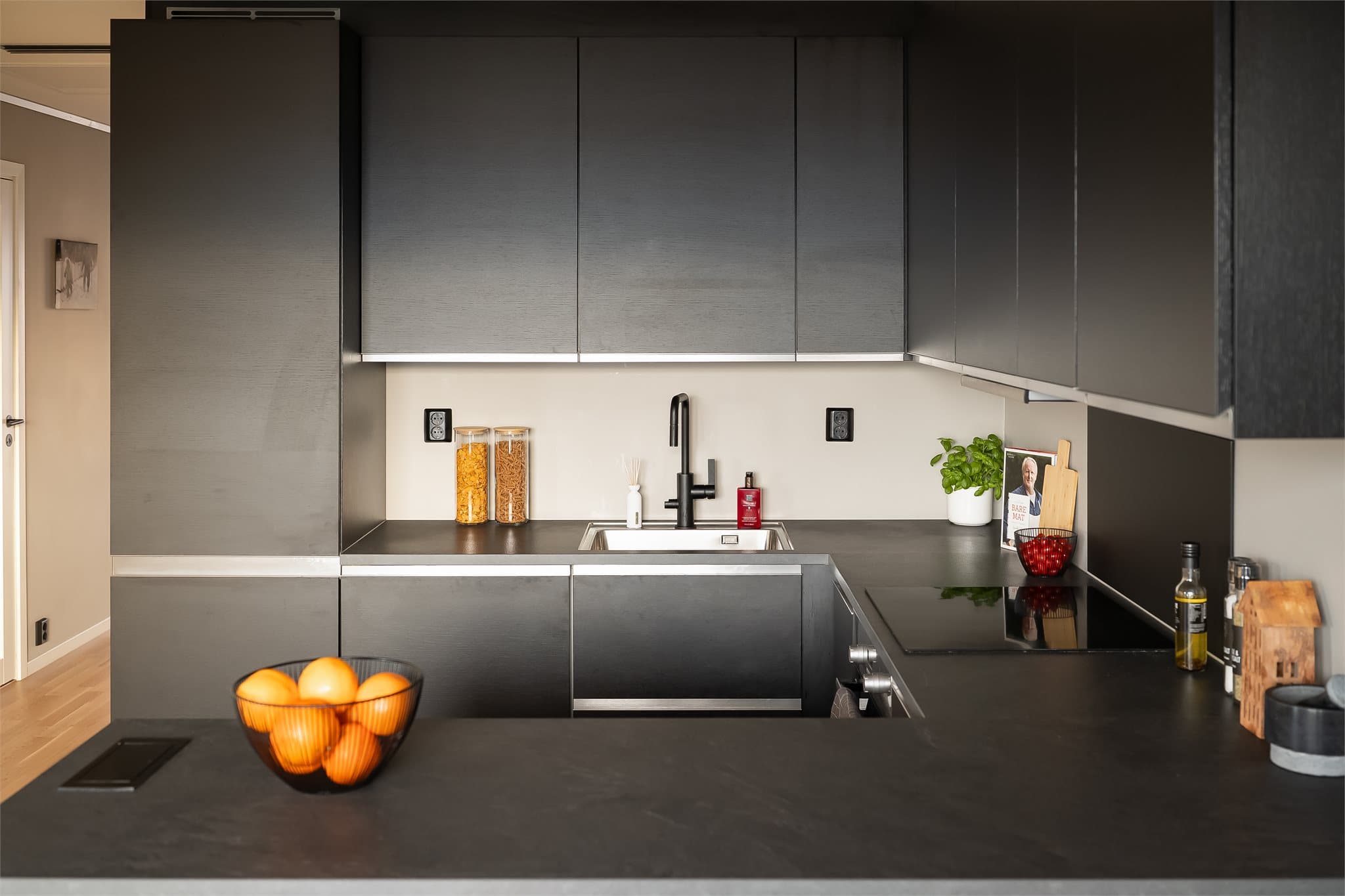 På kjøkkenet har man også et skjult rom for robotstøvsuger.