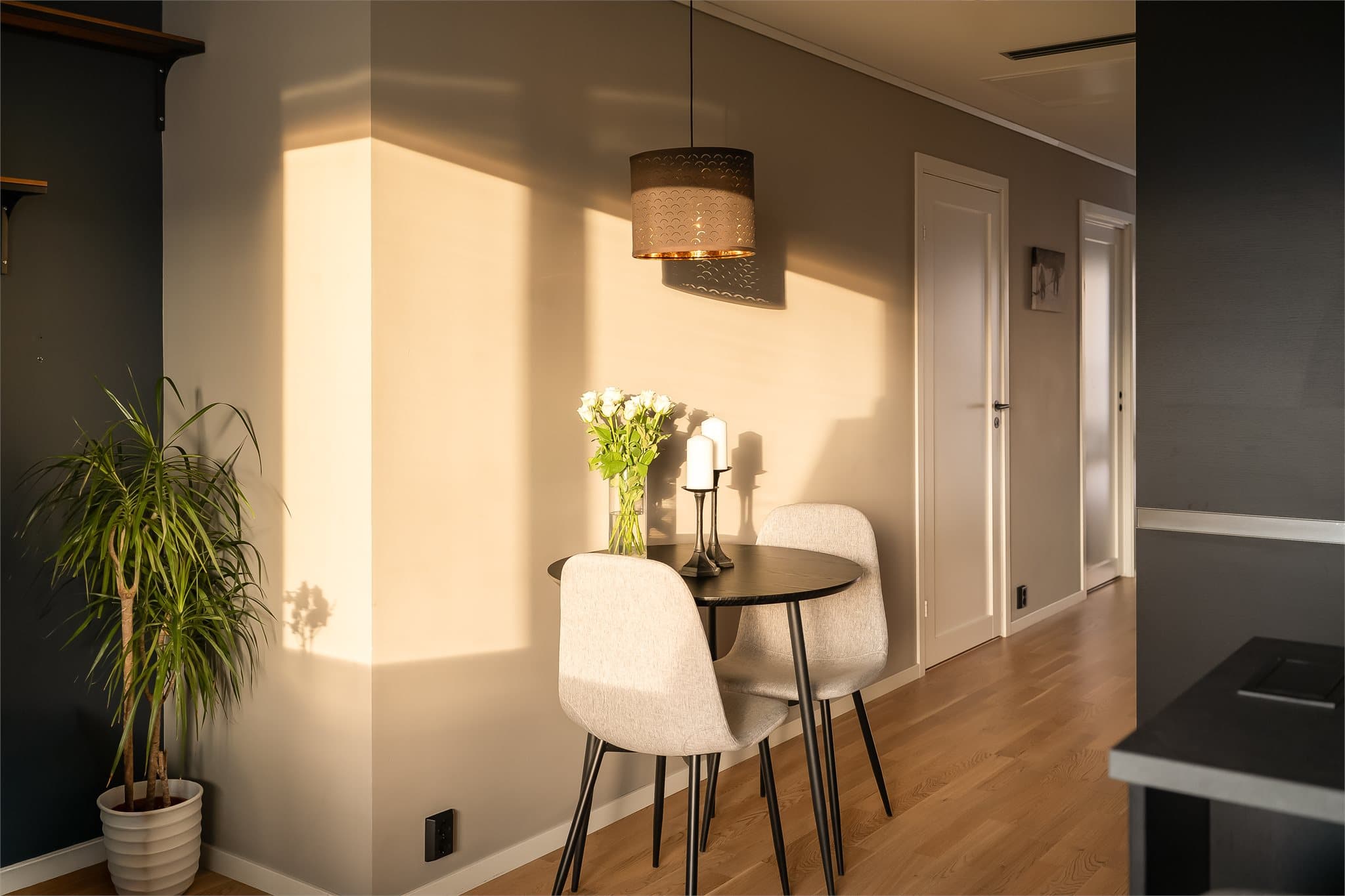 Leiligheten har en åpen løsning mellom stue og kjøkken, med plass til både sittegruppe og et mindre spisebord.