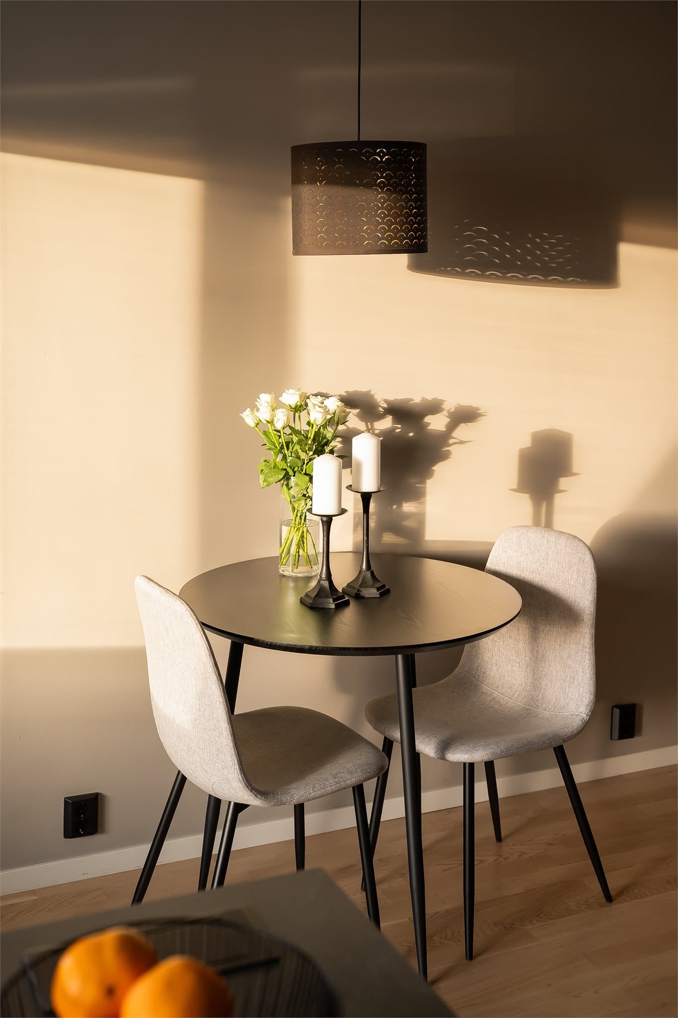 Gjennomgående parkett og malte, slette overflater gir et helhetlig og tidsriktig uttrykk.