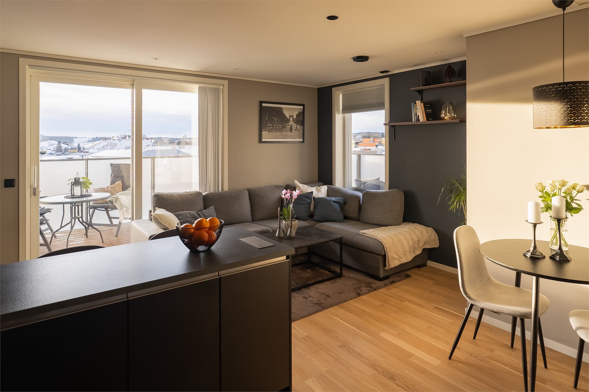 Leiligheten ligger attraktivt til på hjørnet av bygget og har store vindusflater med rikelig lysinnslipp.