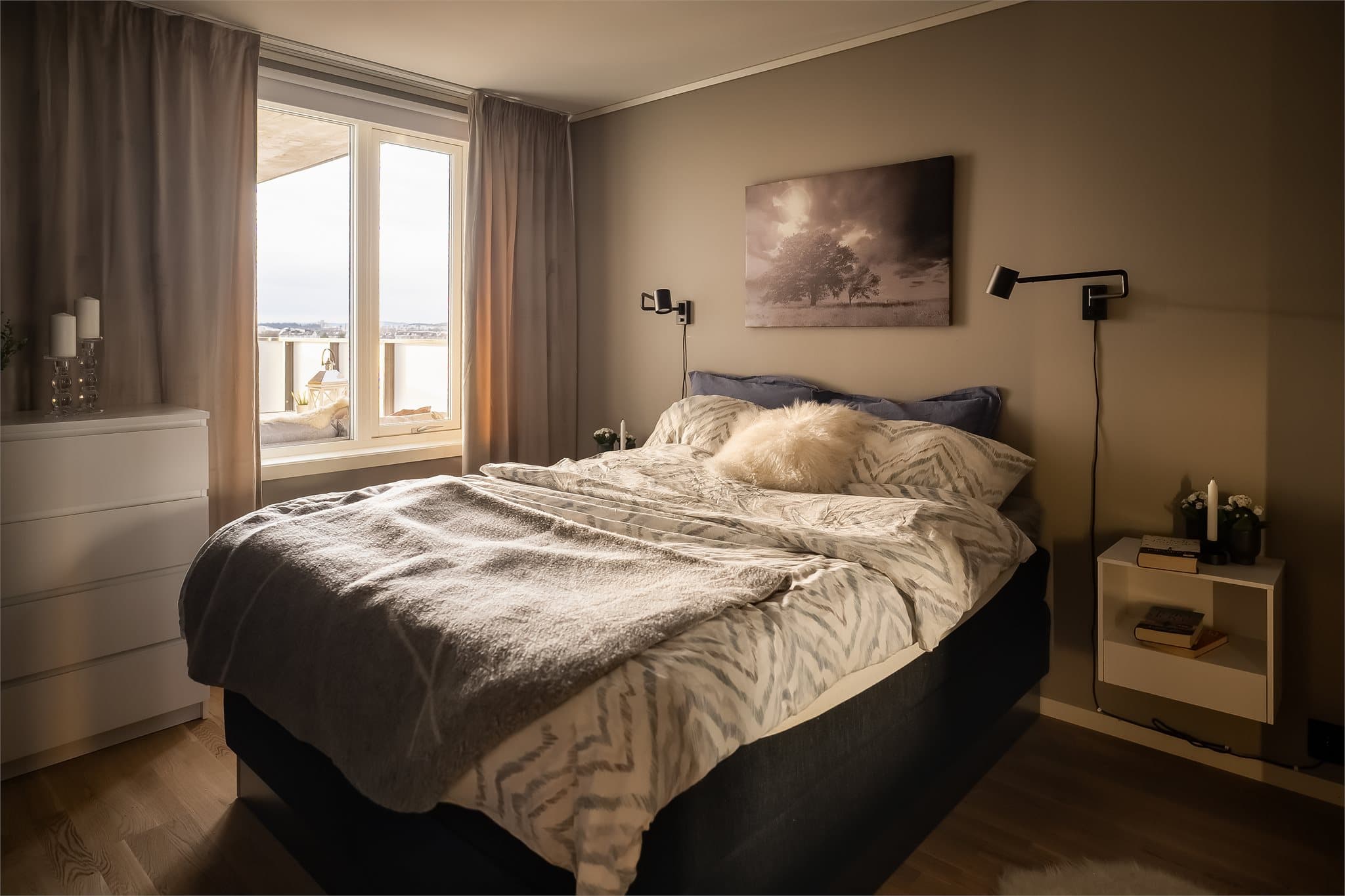 På hovedsoverommet får du en avslappende og behagelig sone med god plass til dobbeltseng, nattbord og ønsket møblering.